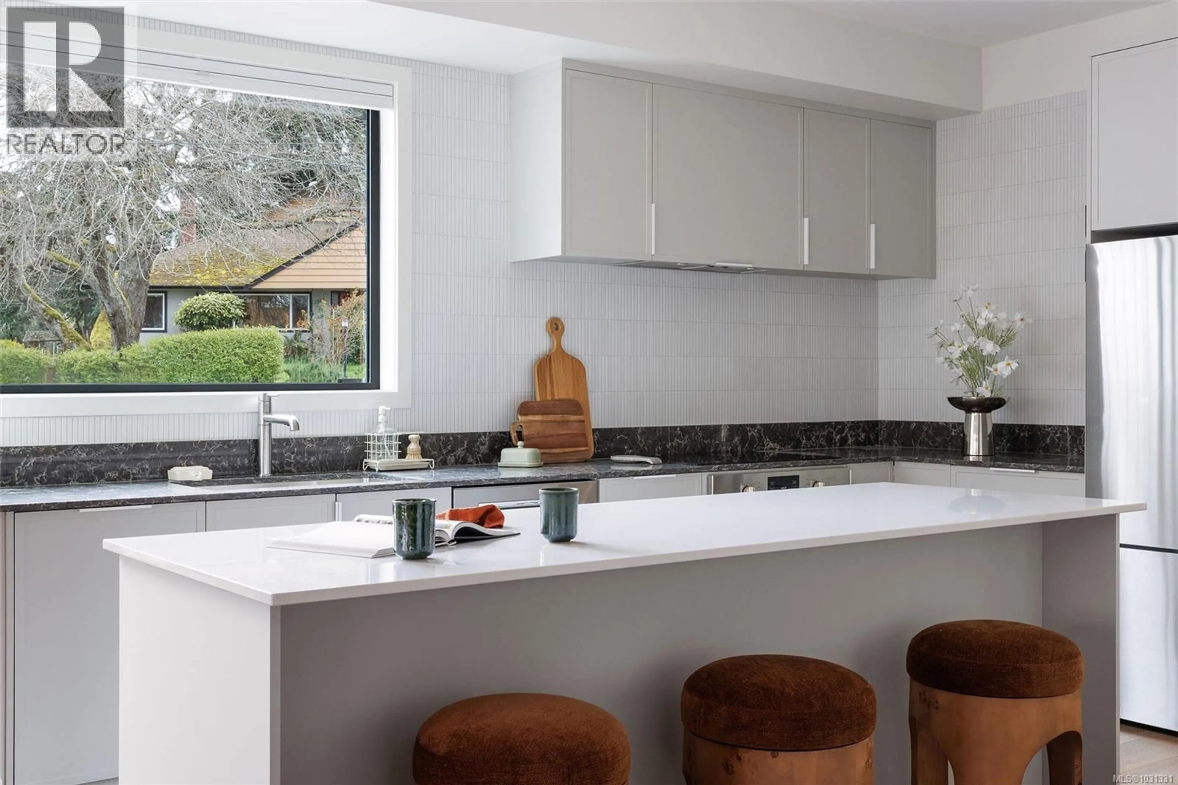 Contemporary kitchen, ceramic/tile floor for 12 - 1520 LOUISE PLACE, Saanich British Columbia V8P2T8