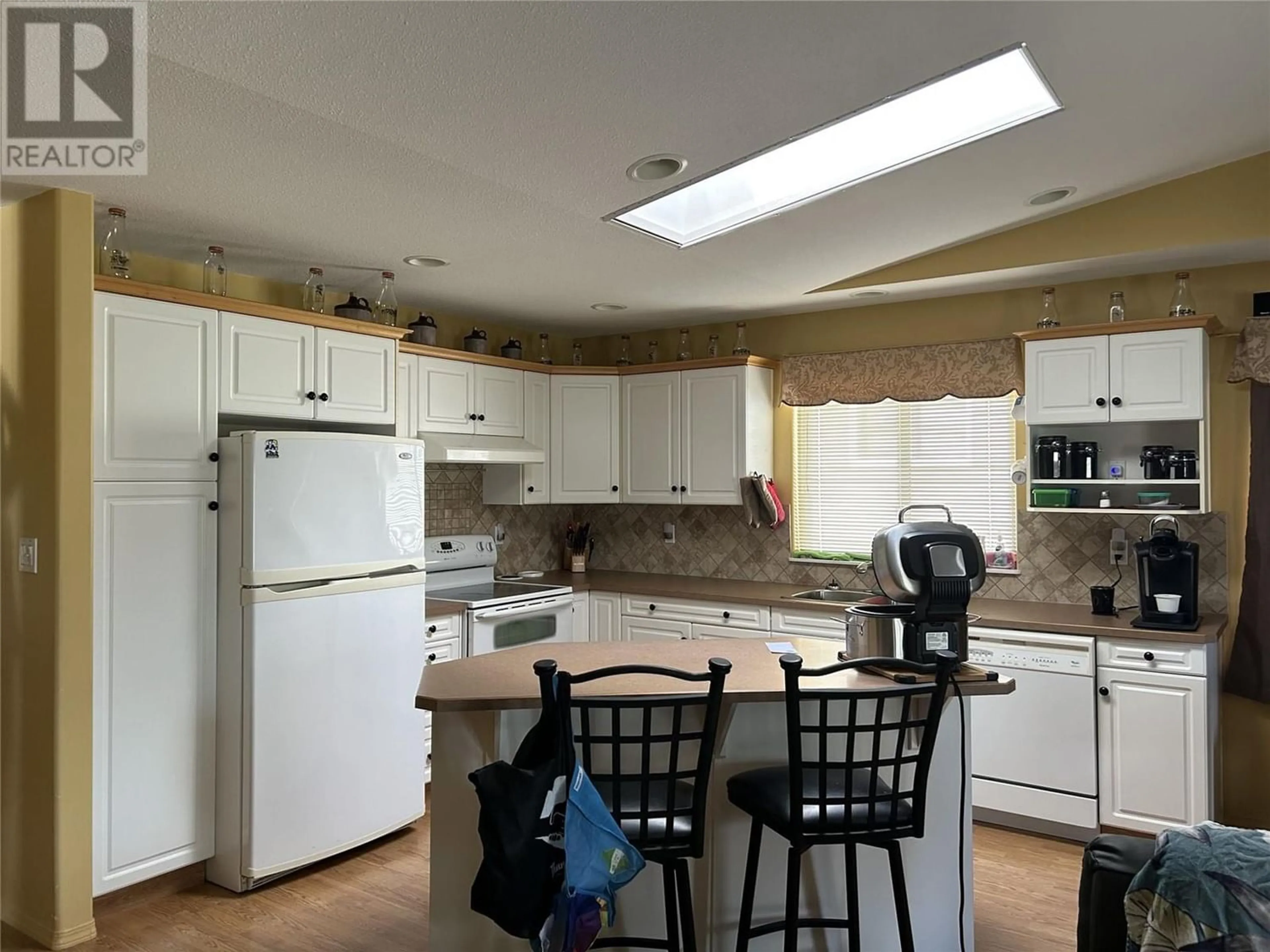 Standard kitchen for 610 6 Avenue, Vernon British Columbia V1H1Z1