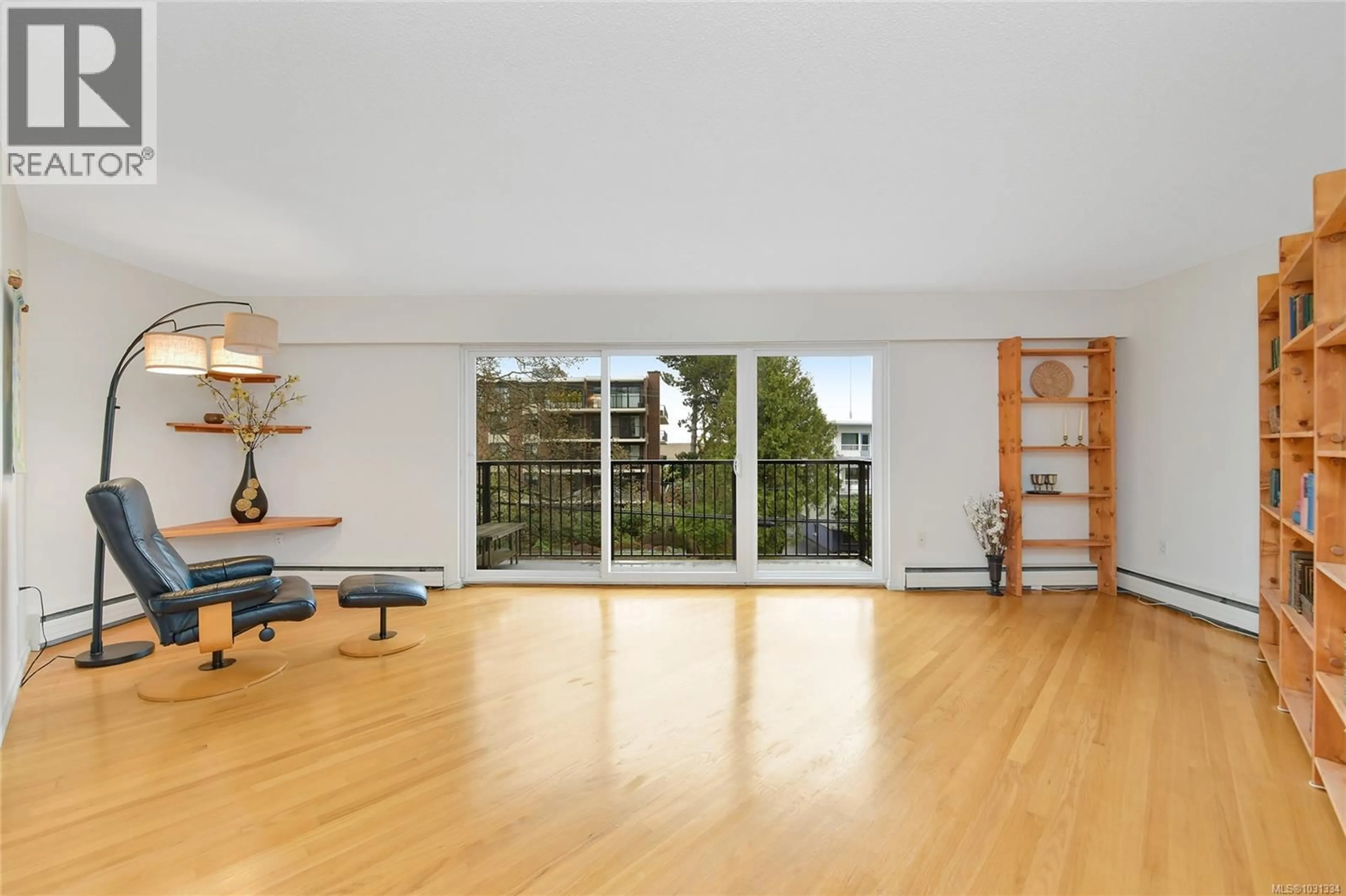 A pic of a room for 102 - 1400 NEWPORT AVENUE, Oak Bay British Columbia V8S5K9