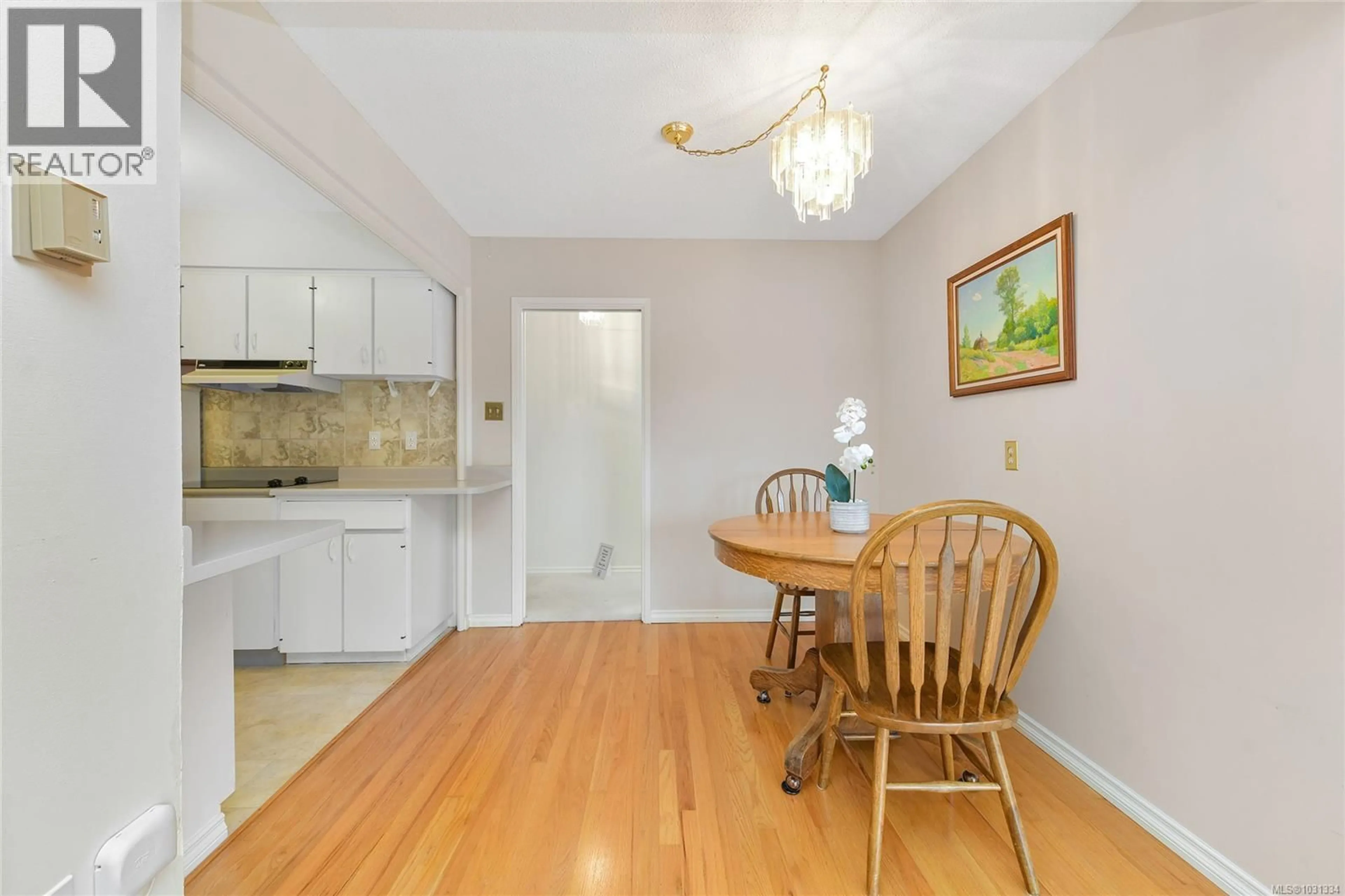 Dining room, wood/laminate floor for 102 - 1400 NEWPORT AVENUE, Oak Bay British Columbia V8S5K9