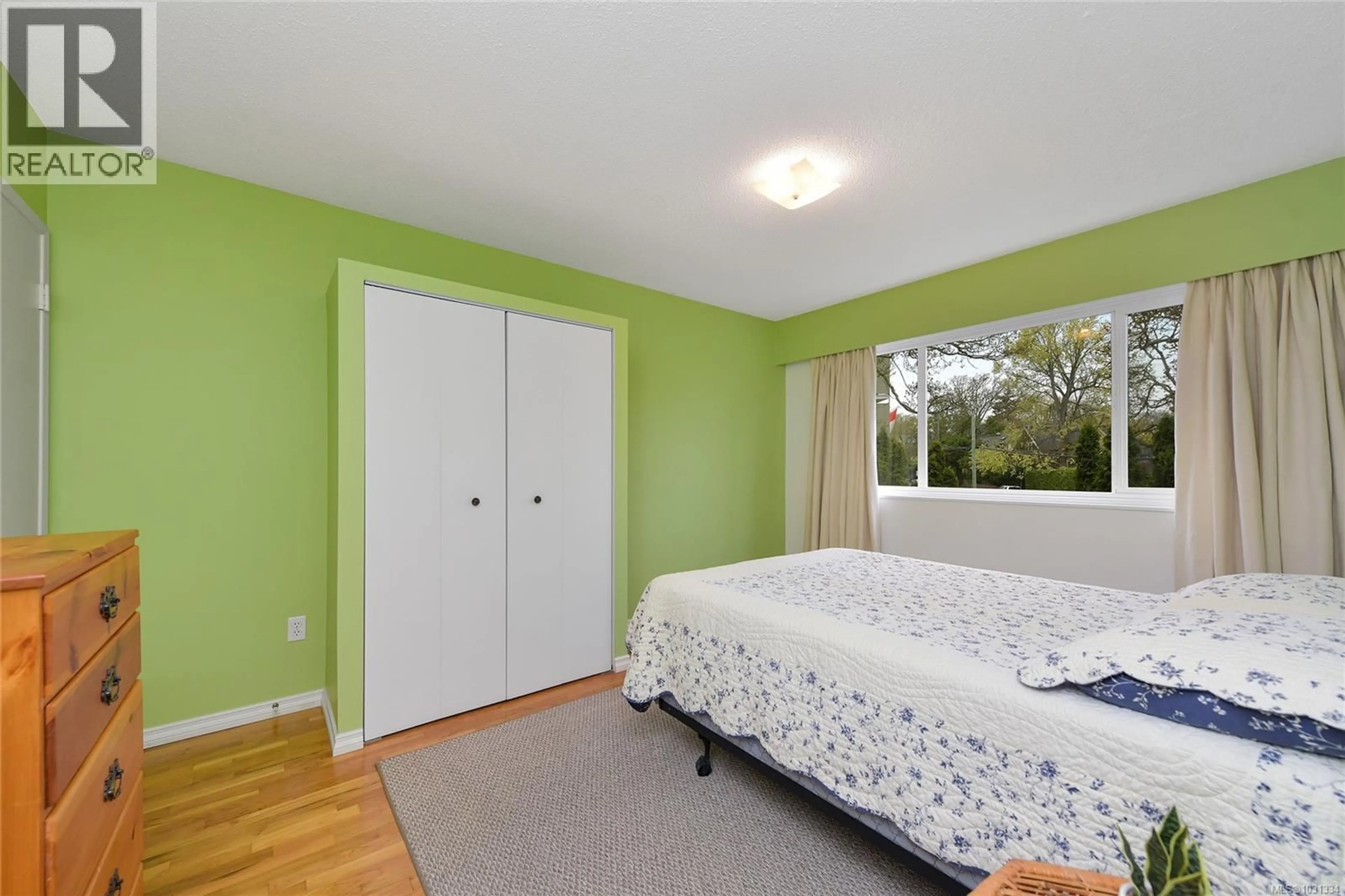 Bedroom with bed, wood/laminate floor for 102 - 1400 NEWPORT AVENUE, Oak Bay British Columbia V8S5K9