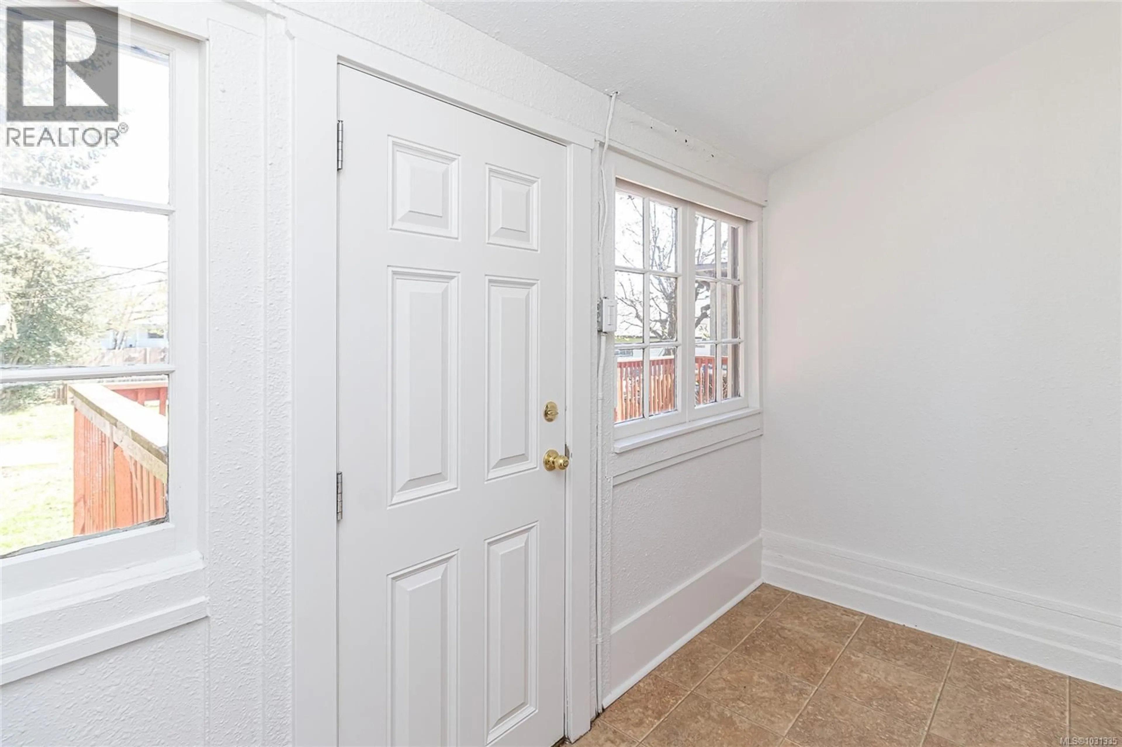 Indoor entryway for 485 PARK AVENUE, Nanaimo British Columbia V9R4H3