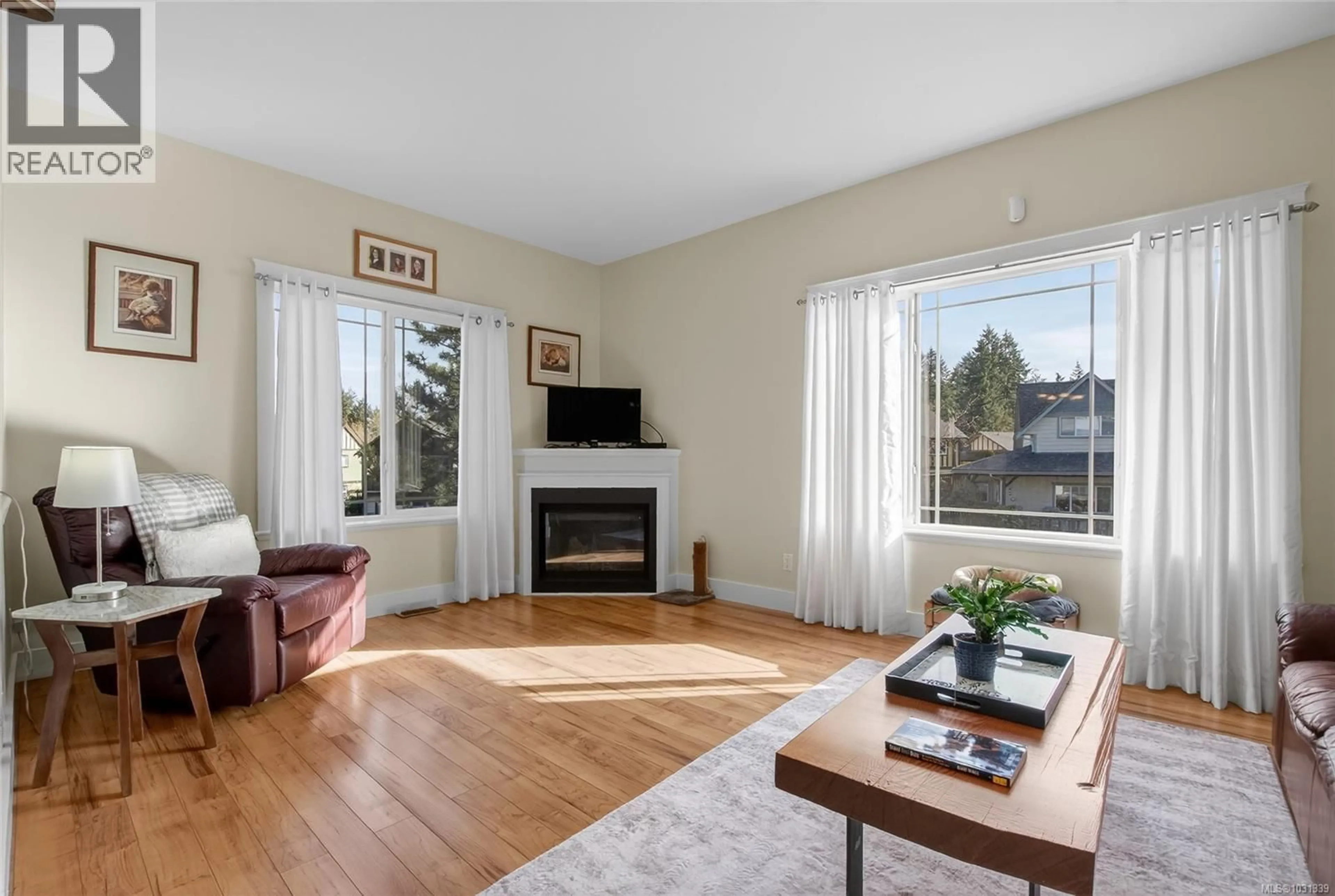 Living room with furniture, wood/laminate floor for 5992 STONEHAVEN DRIVE, Duncan British Columbia V9L0A2