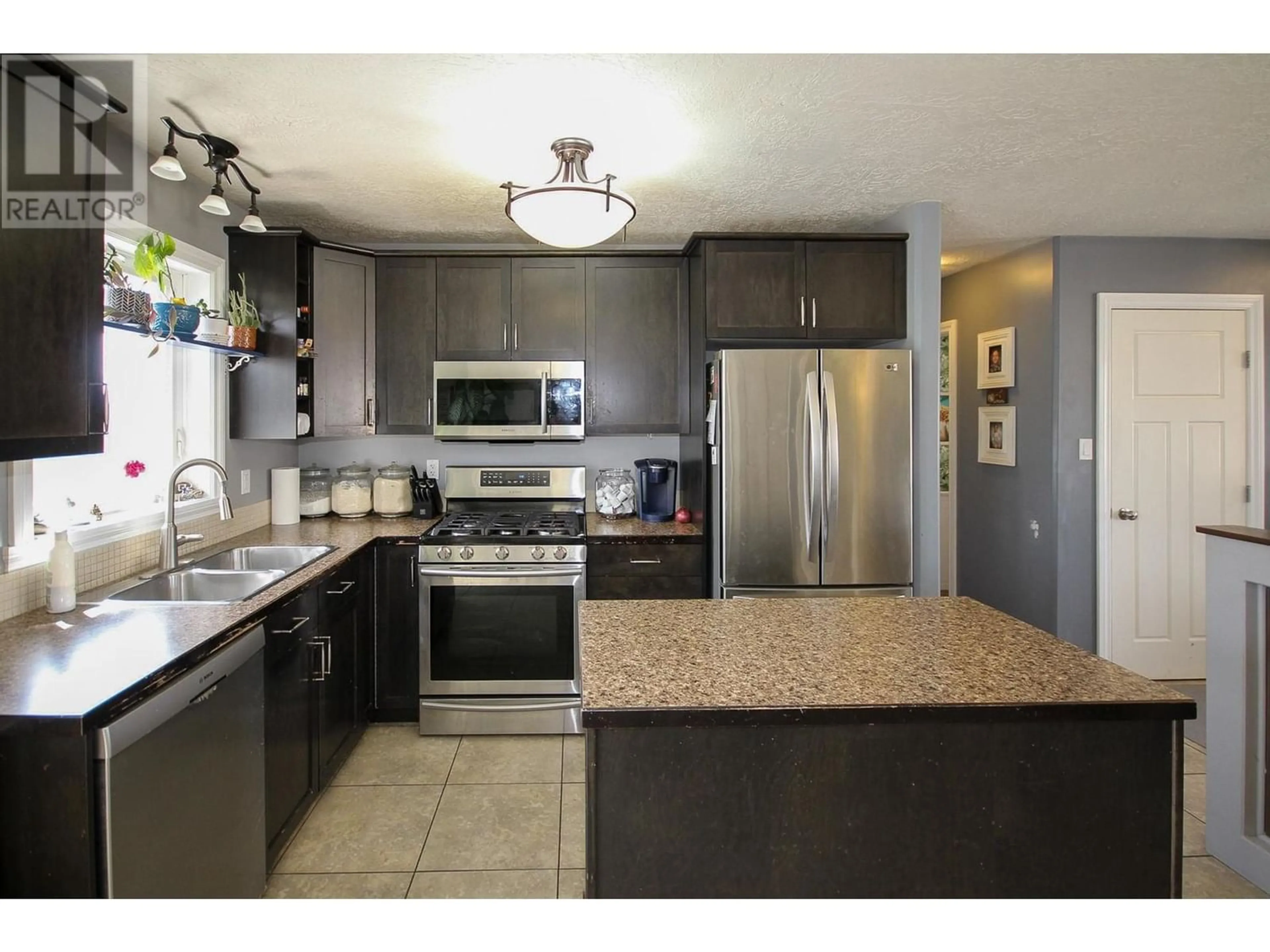 Standard kitchen for 1717 87 Avenue, Dawson Creek British Columbia V1G0B2