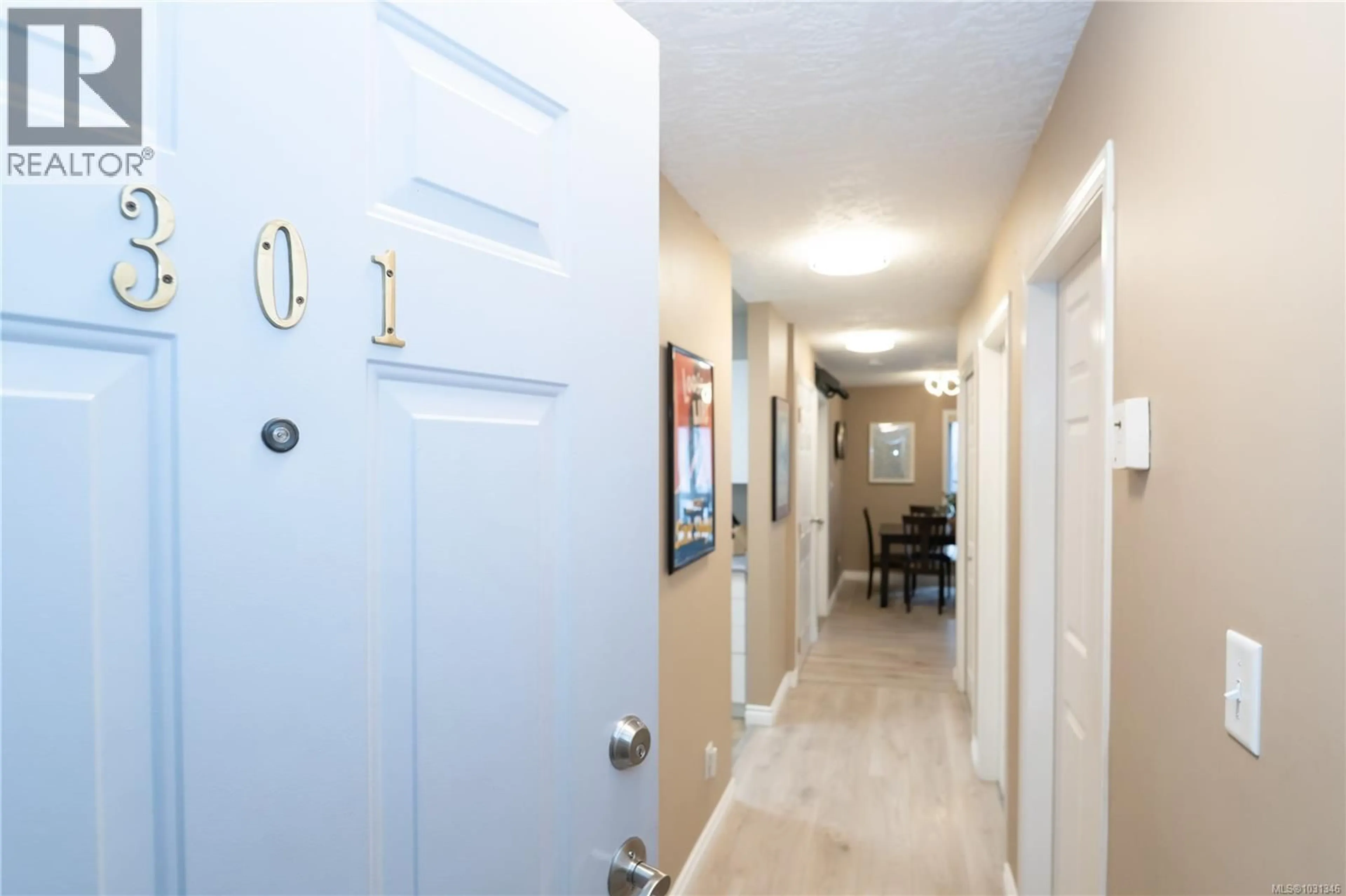 Indoor entryway for 301 - 331 BURNSIDE ROAD EAST, Victoria British Columbia V9A1A6