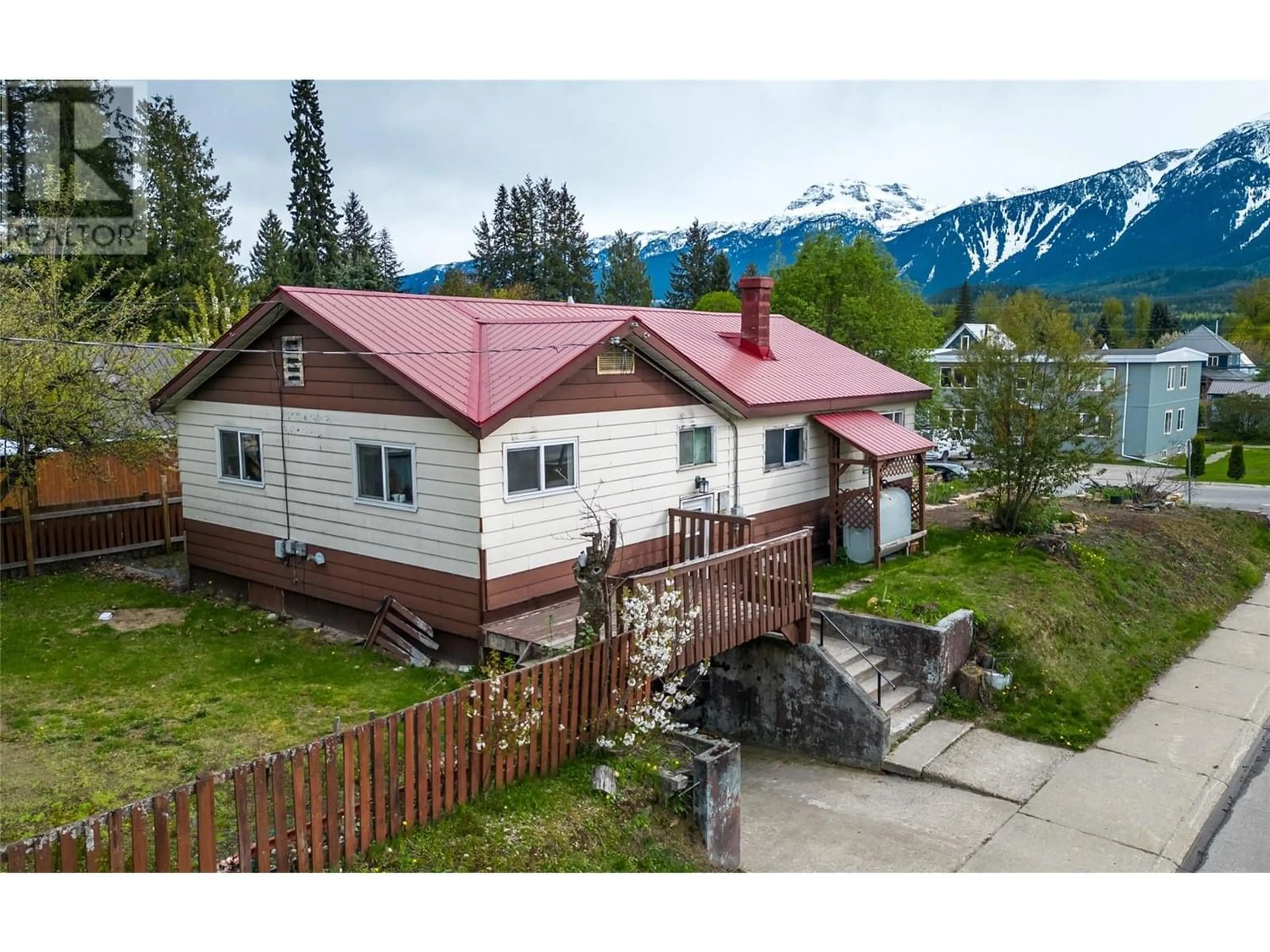 Cottage for 922 First Street W, Revelstoke British Columbia V0E2S0