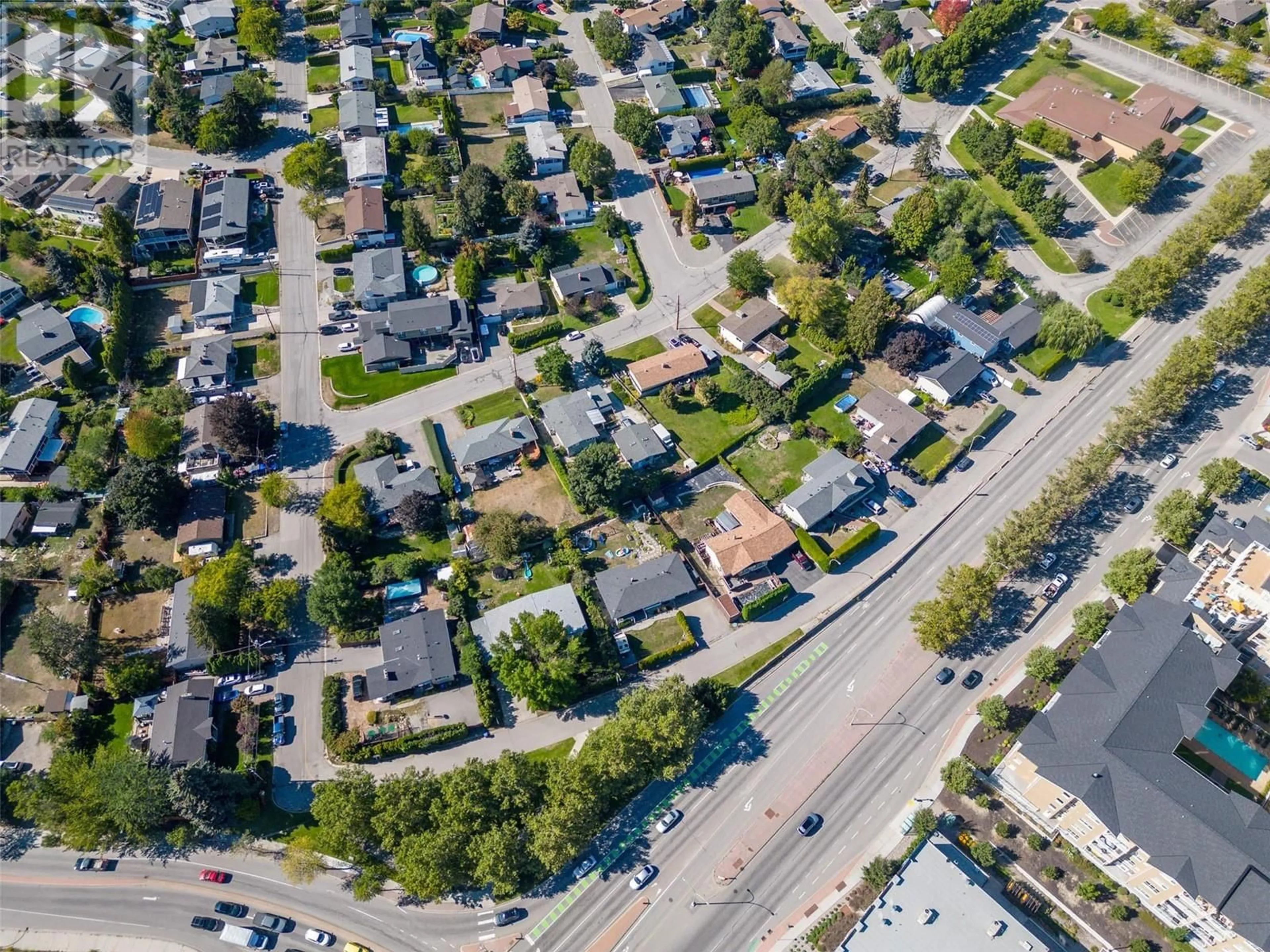 A pic from outside/outdoor area/front of a property/back of a property/a pic from drone, street for 727 GLENBURN STREET, Kelowna British Columbia V1Y4G4