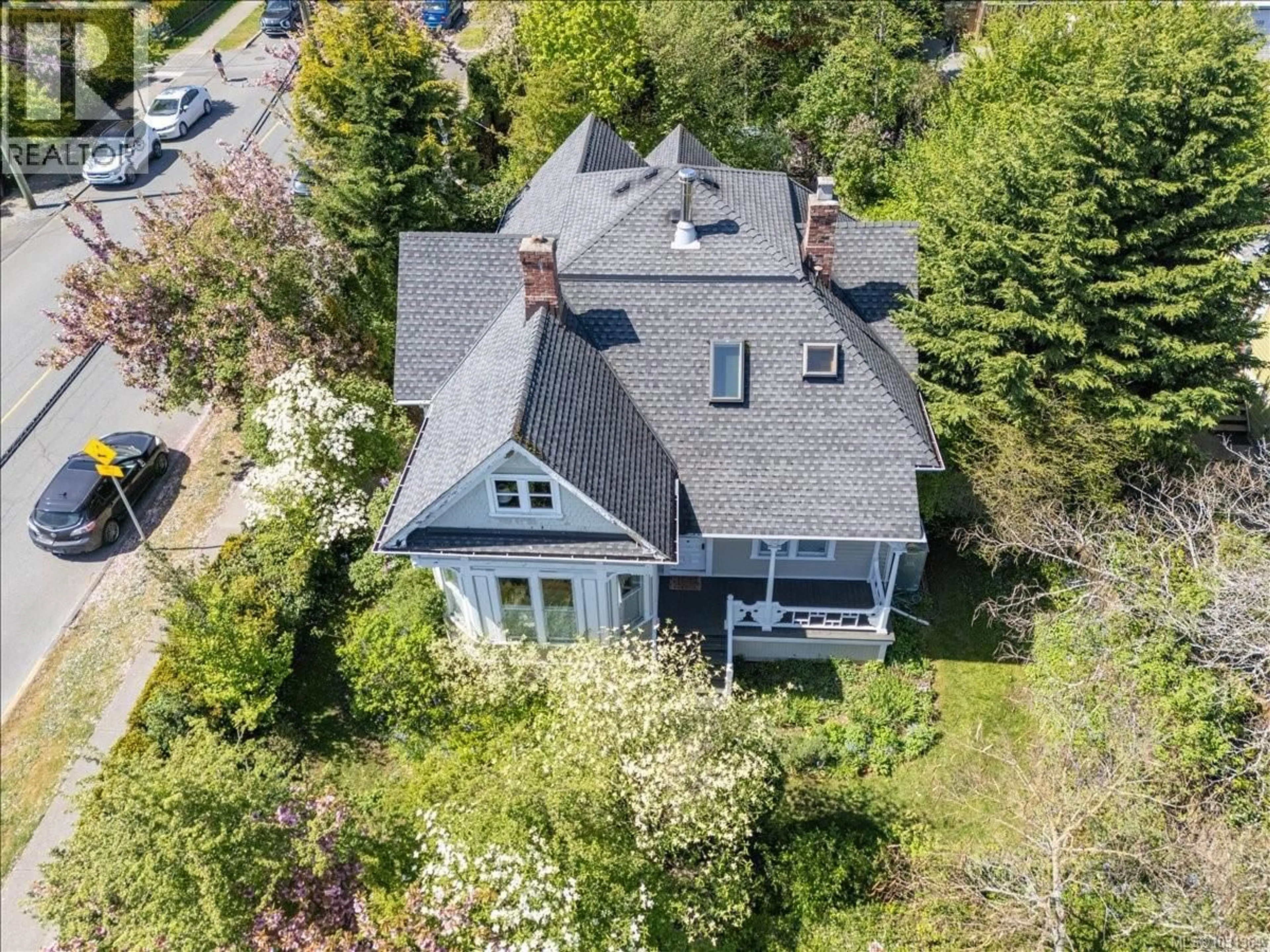 A pic from outside/outdoor area/front of a property/back of a property/a pic from drone, street for 133 MILTON STREET, Nanaimo British Columbia V9R2K4