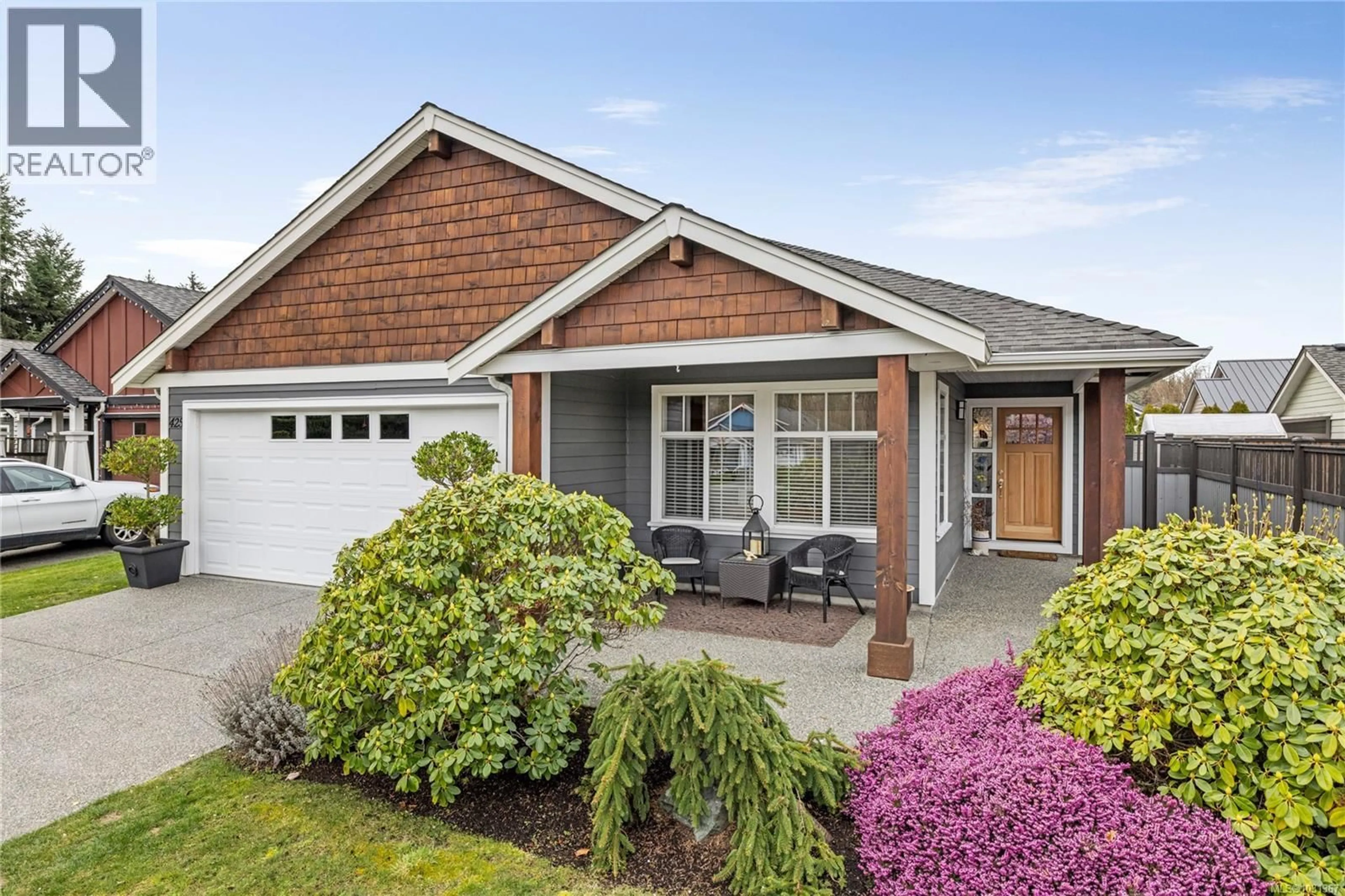 Home with vinyl exterior material, street for 425 DAY PLACE, Parksville British Columbia V9P1Z6