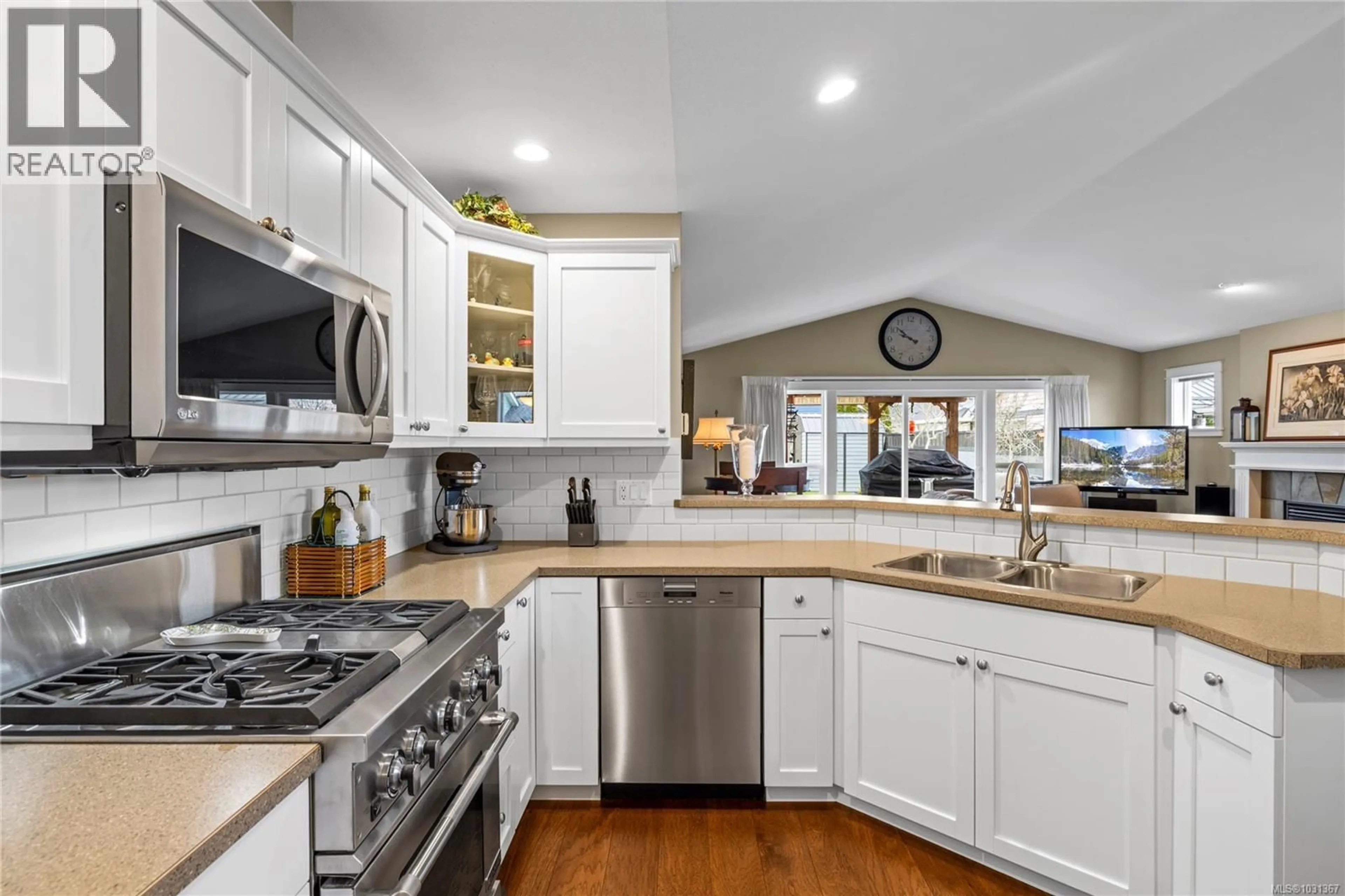 Open concept kitchen, ceramic/tile floor for 425 DAY PLACE, Parksville British Columbia V9P1Z6