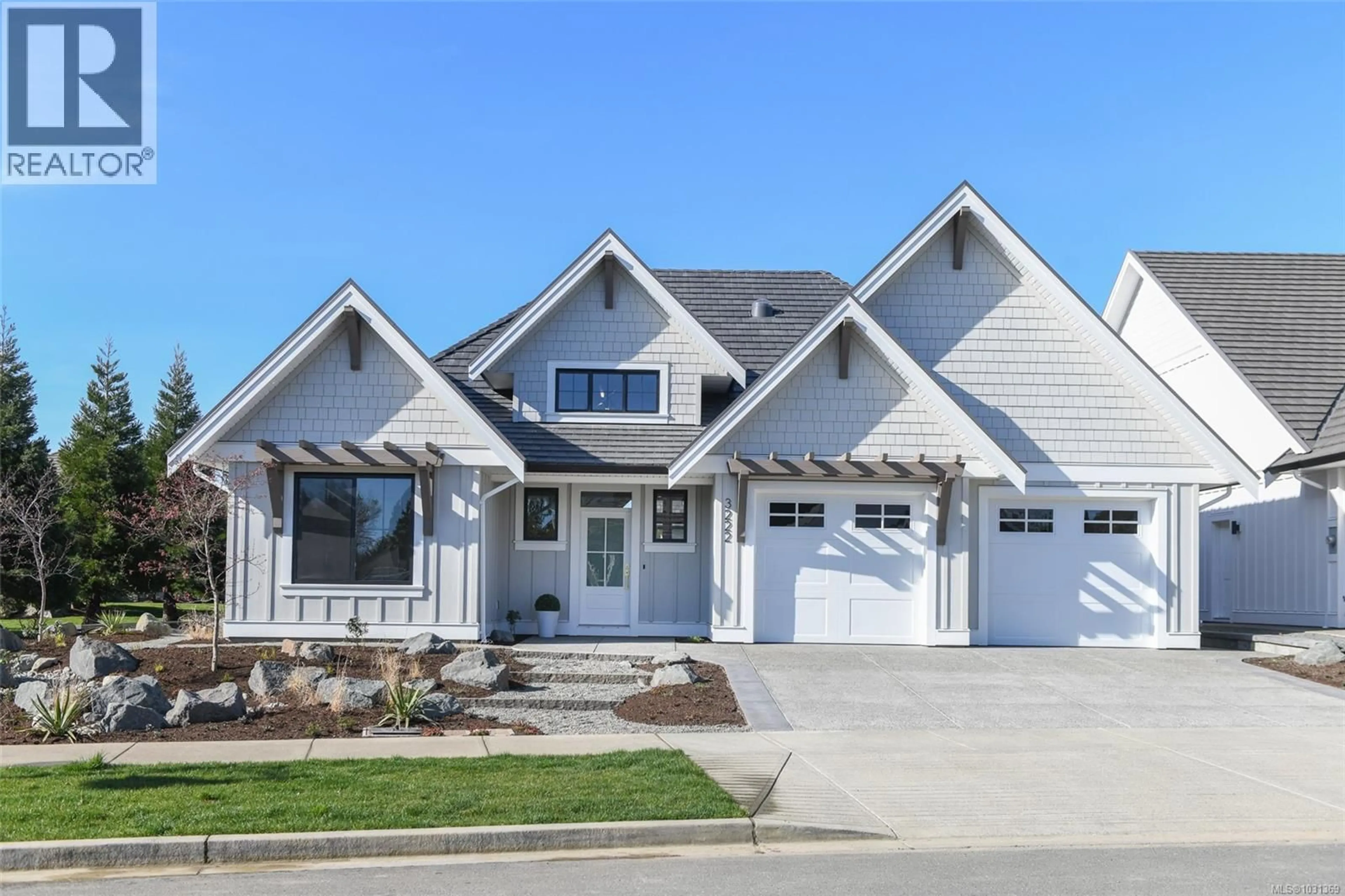 Home with vinyl exterior material, street for 3222 WINCHESTER AVENUE, Courtenay British Columbia V9N9X4