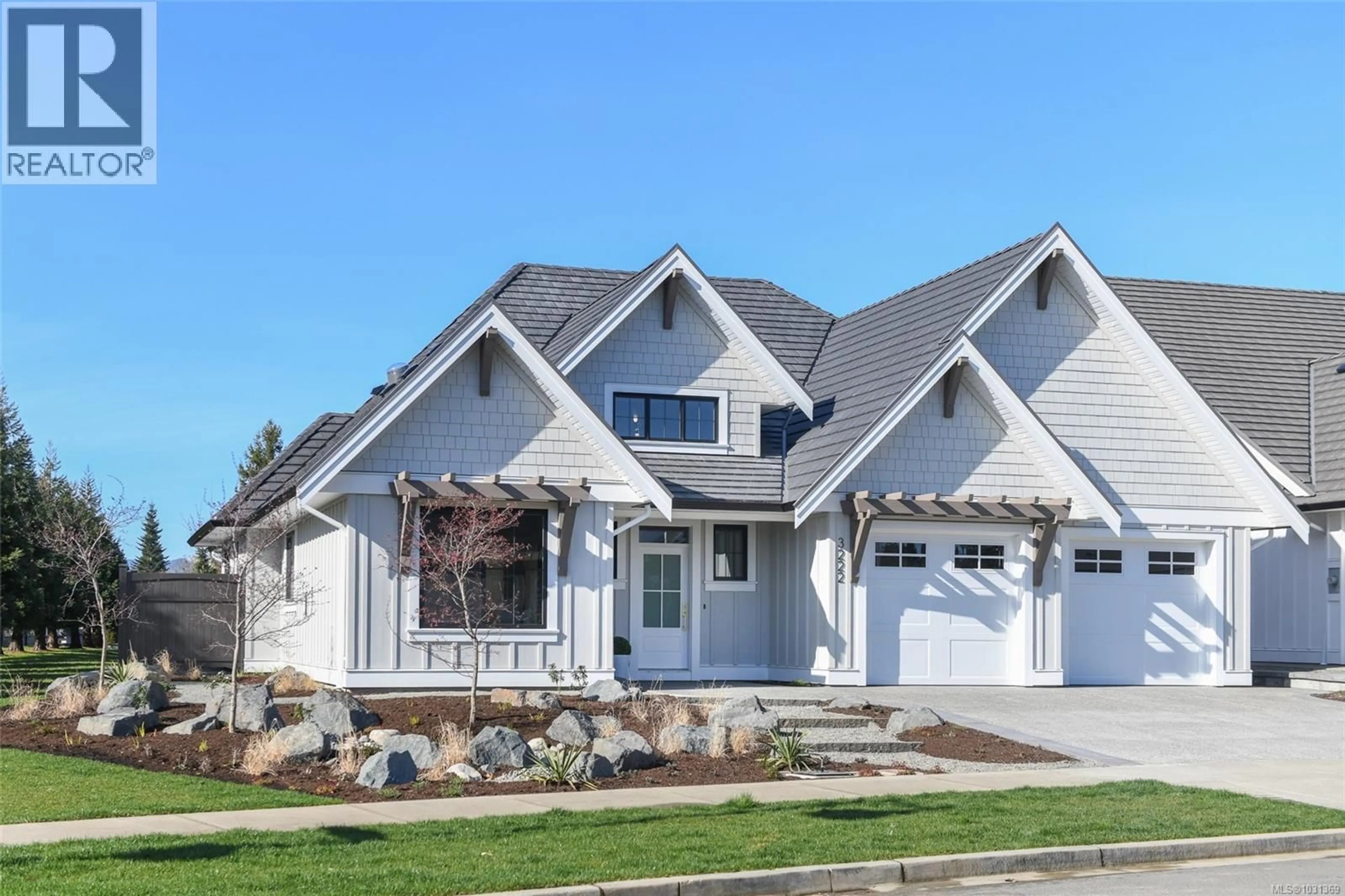 Home with vinyl exterior material, street for 3222 WINCHESTER AVENUE, Courtenay British Columbia V9N9X4