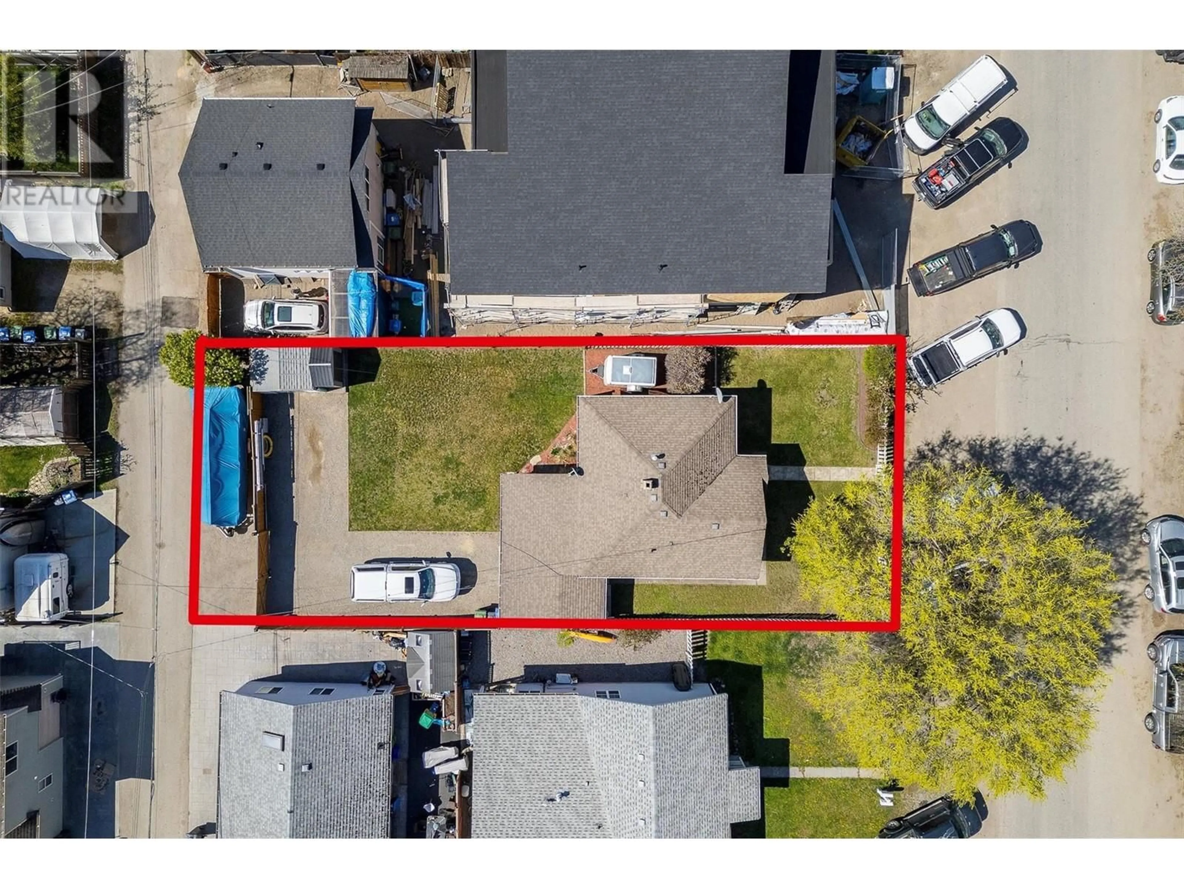 A pic from outside/outdoor area/front of a property/back of a property/a pic from drone, street for 559 CAMBRIDGE AVENUE, Kelowna British Columbia V1Y7M4