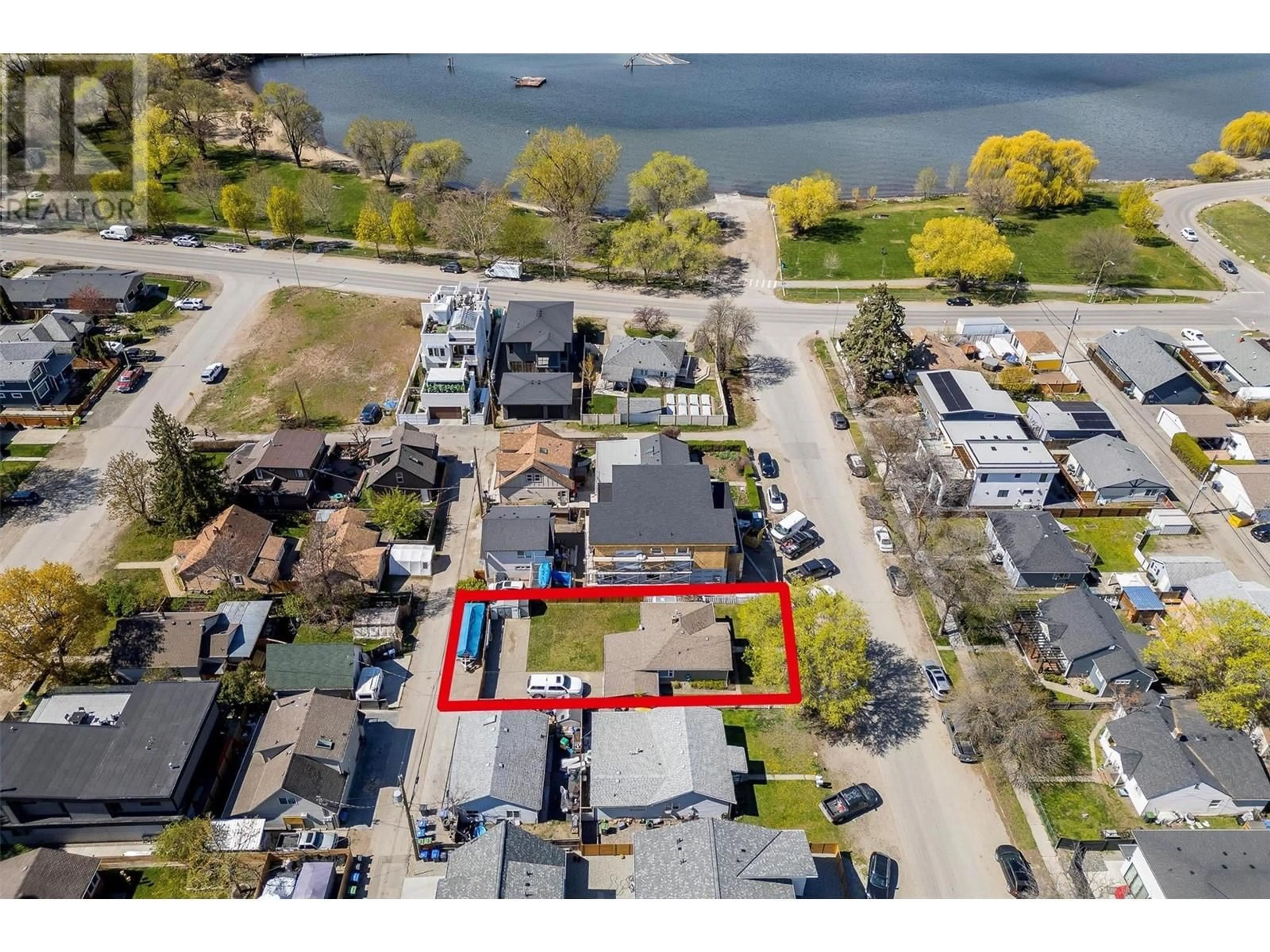 A pic from outside/outdoor area/front of a property/back of a property/a pic from drone, water/lake/river/ocean view for 559 CAMBRIDGE AVENUE, Kelowna British Columbia V1Y7M4