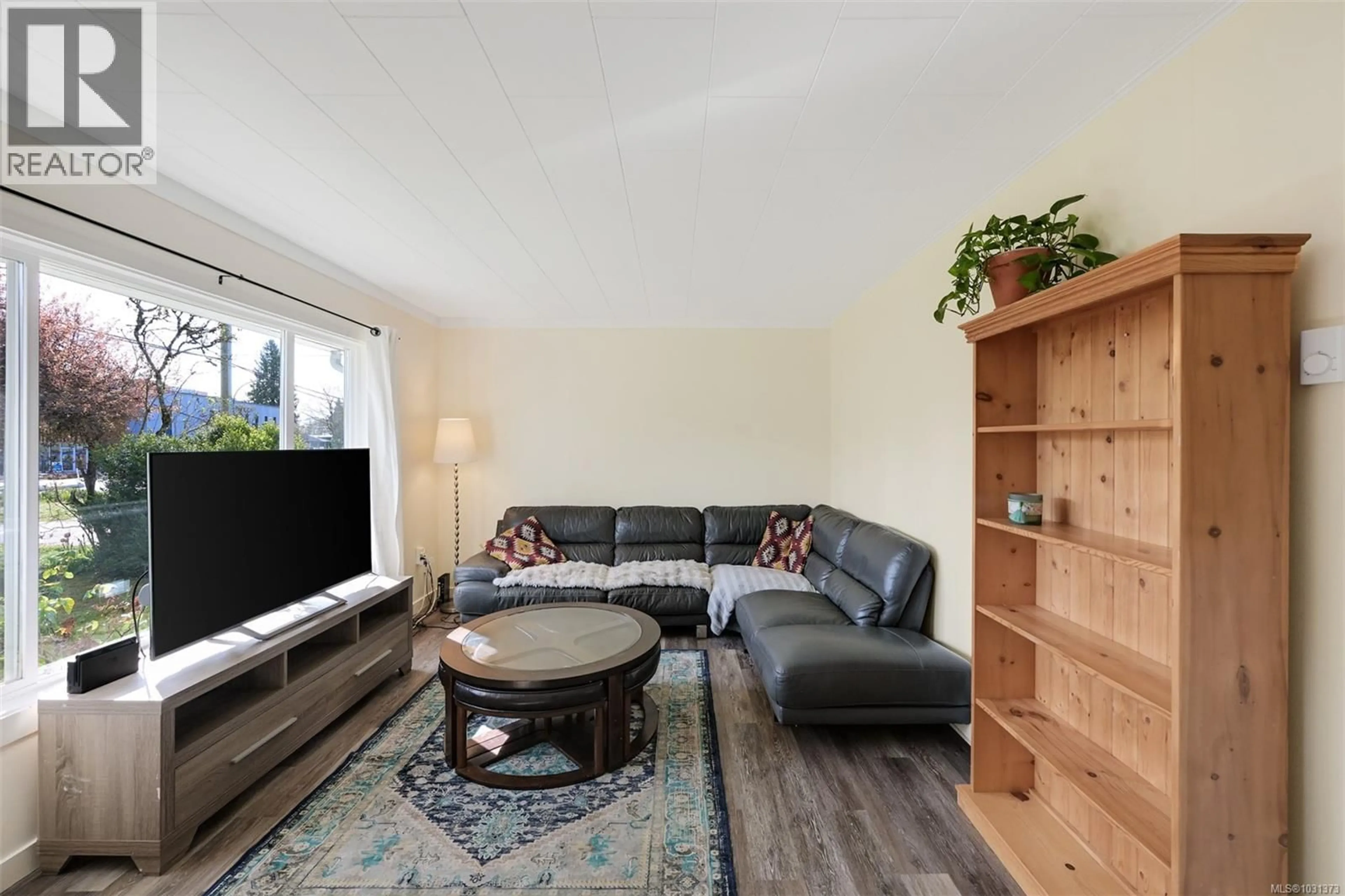 Living room with furniture, wood/laminate floor for 957 GOVERNMENT STREET, Duncan British Columbia V9L1B9
