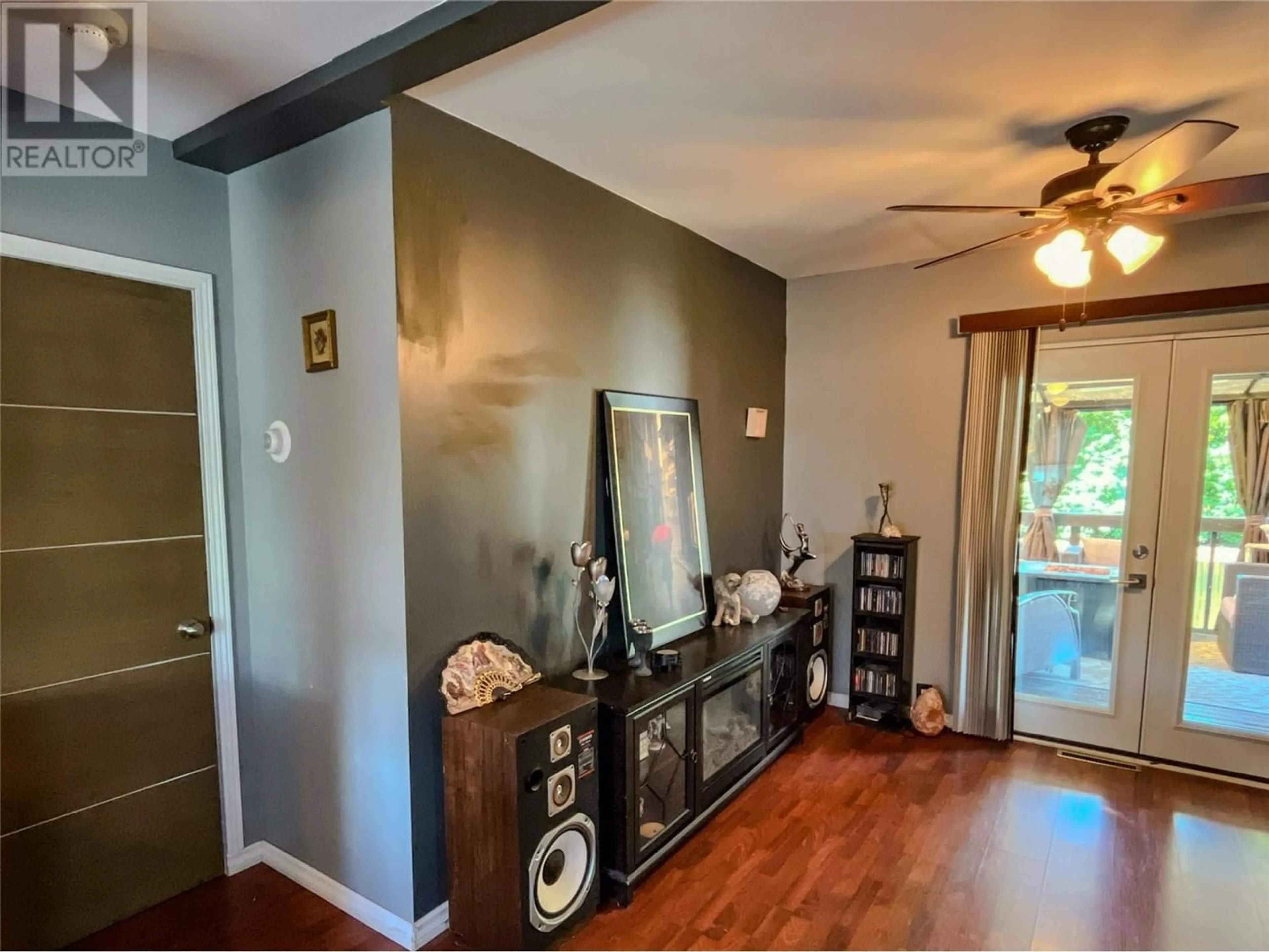 Indoor entryway, wood floors for 5506 Jackpine Lane, Osoyoos British Columbia V0H1V3