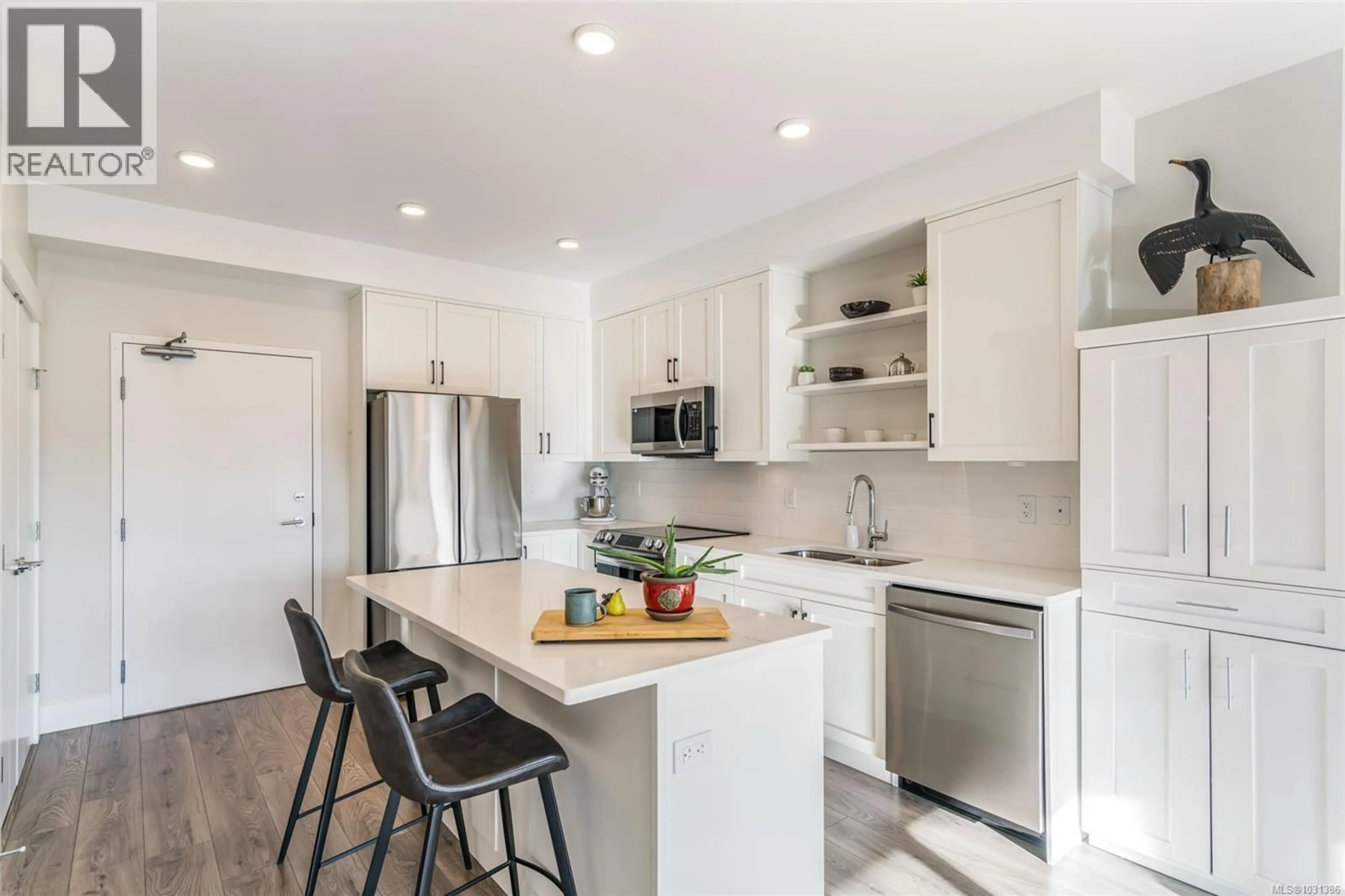 Open concept kitchen, ceramic/tile floor for 203 - 113 HIRST AVENUE EAST, Parksville British Columbia V9P2G3