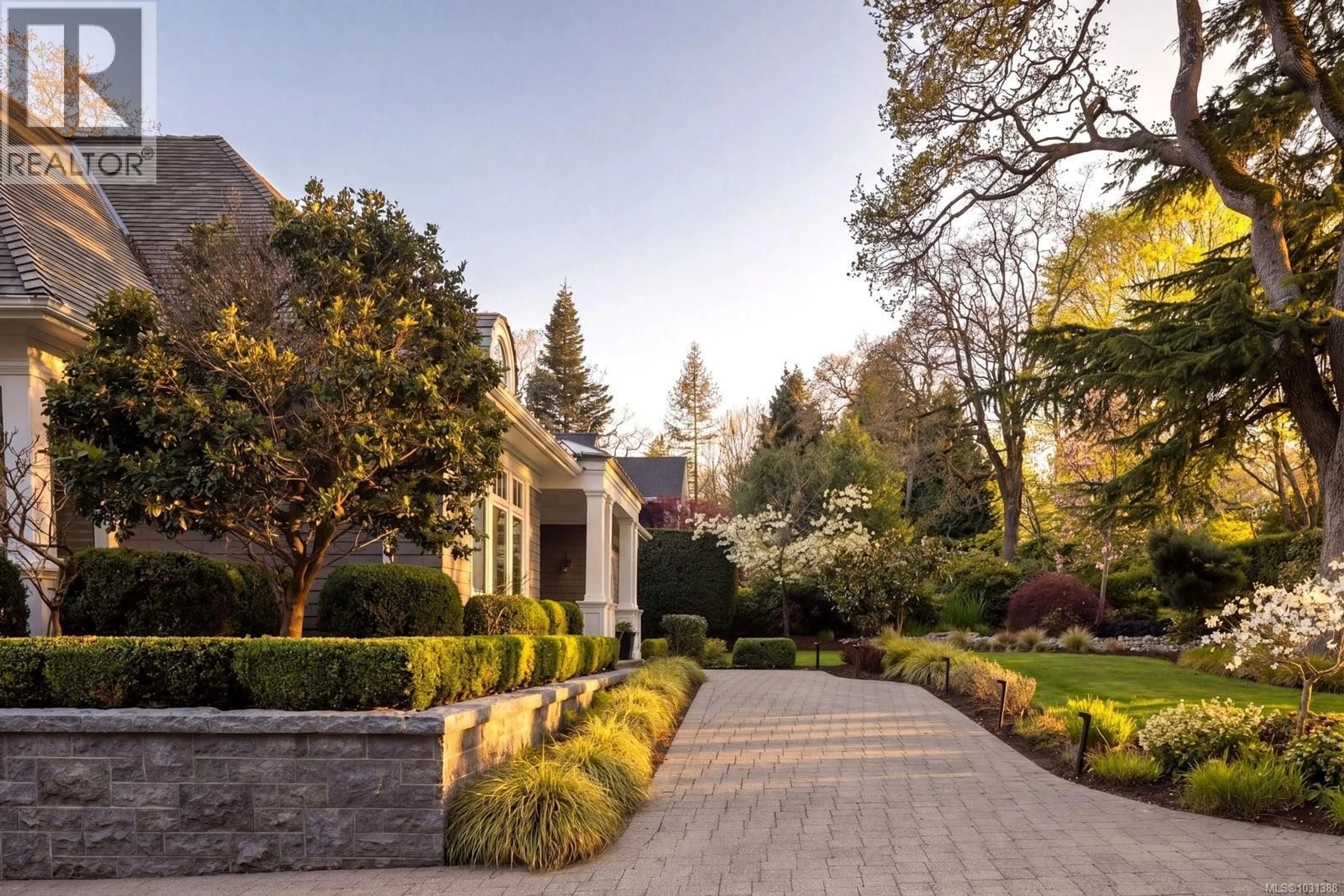 Patio, street for 2545 LANSDOWNE ROAD, Oak Bay British Columbia V8R3P2