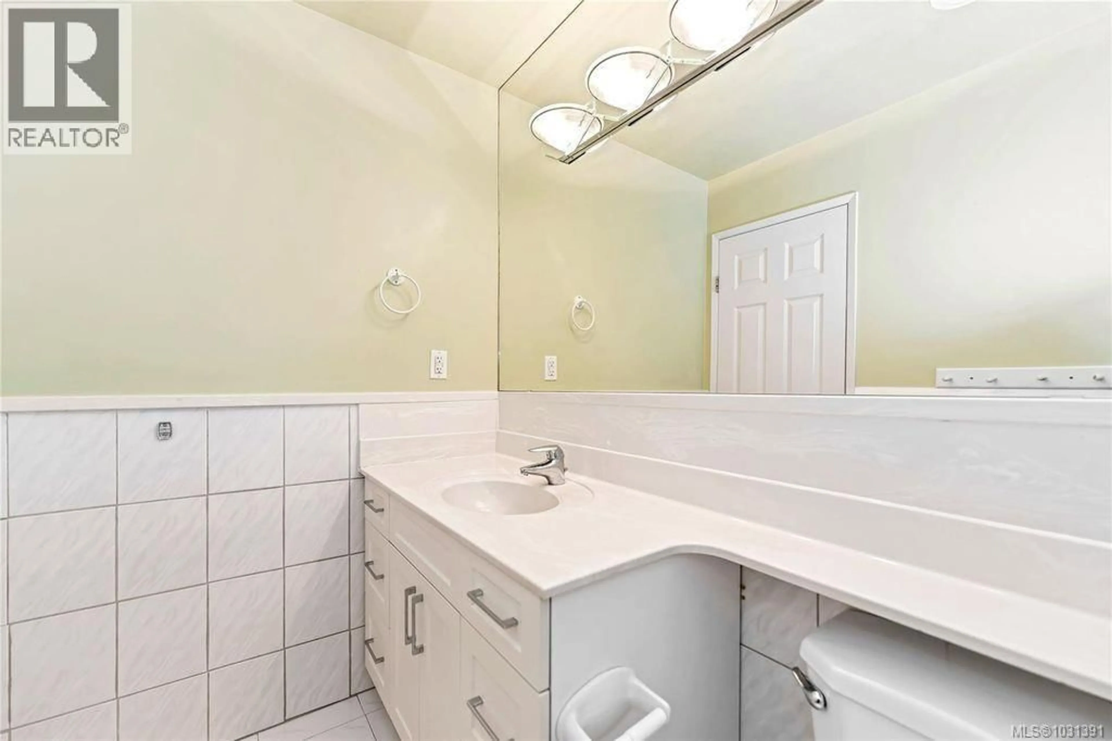 Standard bathroom, ceramic/tile floor for 4 - 1945 LISNOE AVENUE, Central Saanich British Columbia V8M1T2