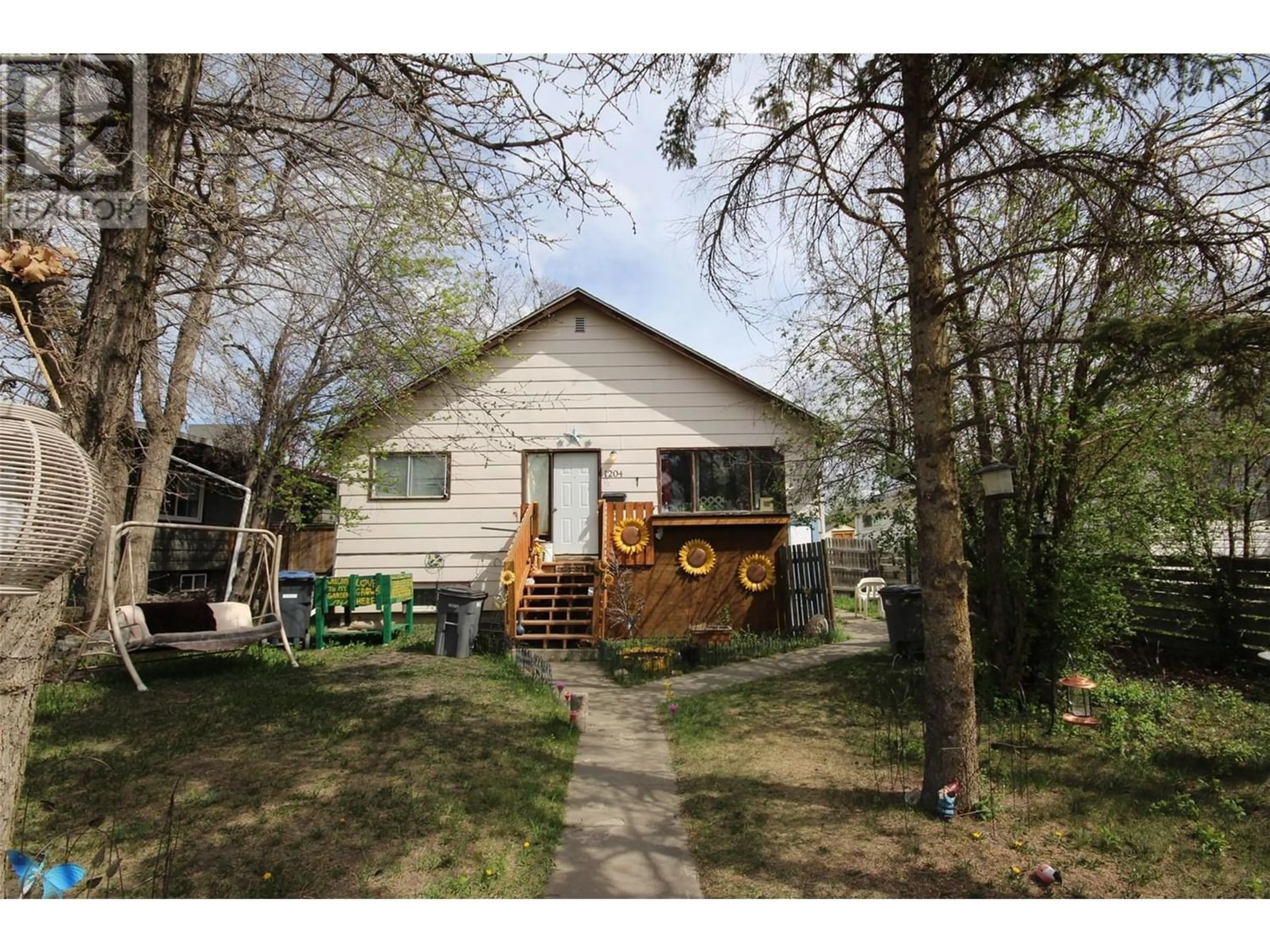 Cottage for 1204 105 Avenue, Dawson Creek British Columbia V1G2L7