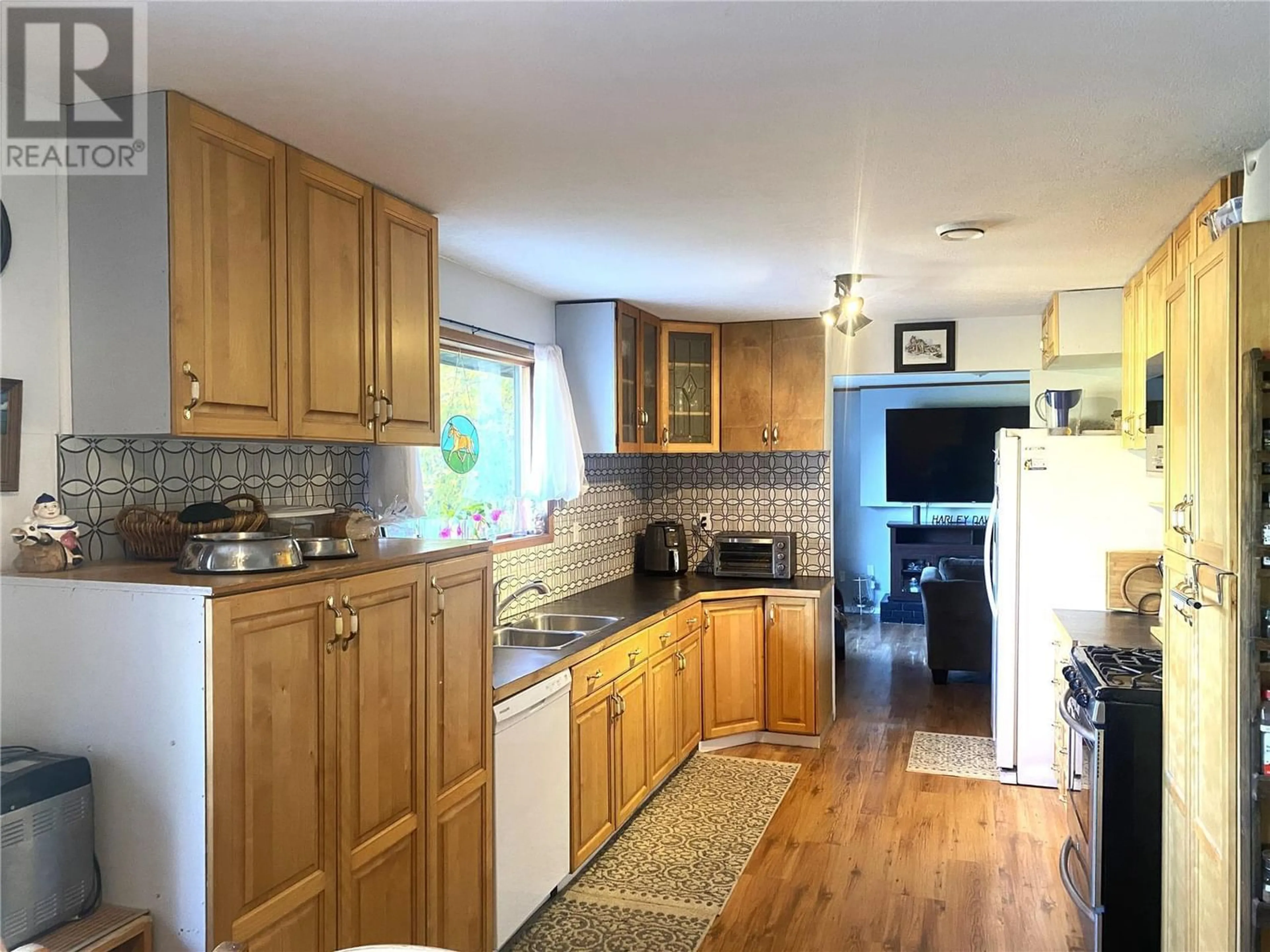 Kitchen, wood floors, cottage for 2538 Forest Drive, Blind Bay British Columbia V0E1H2