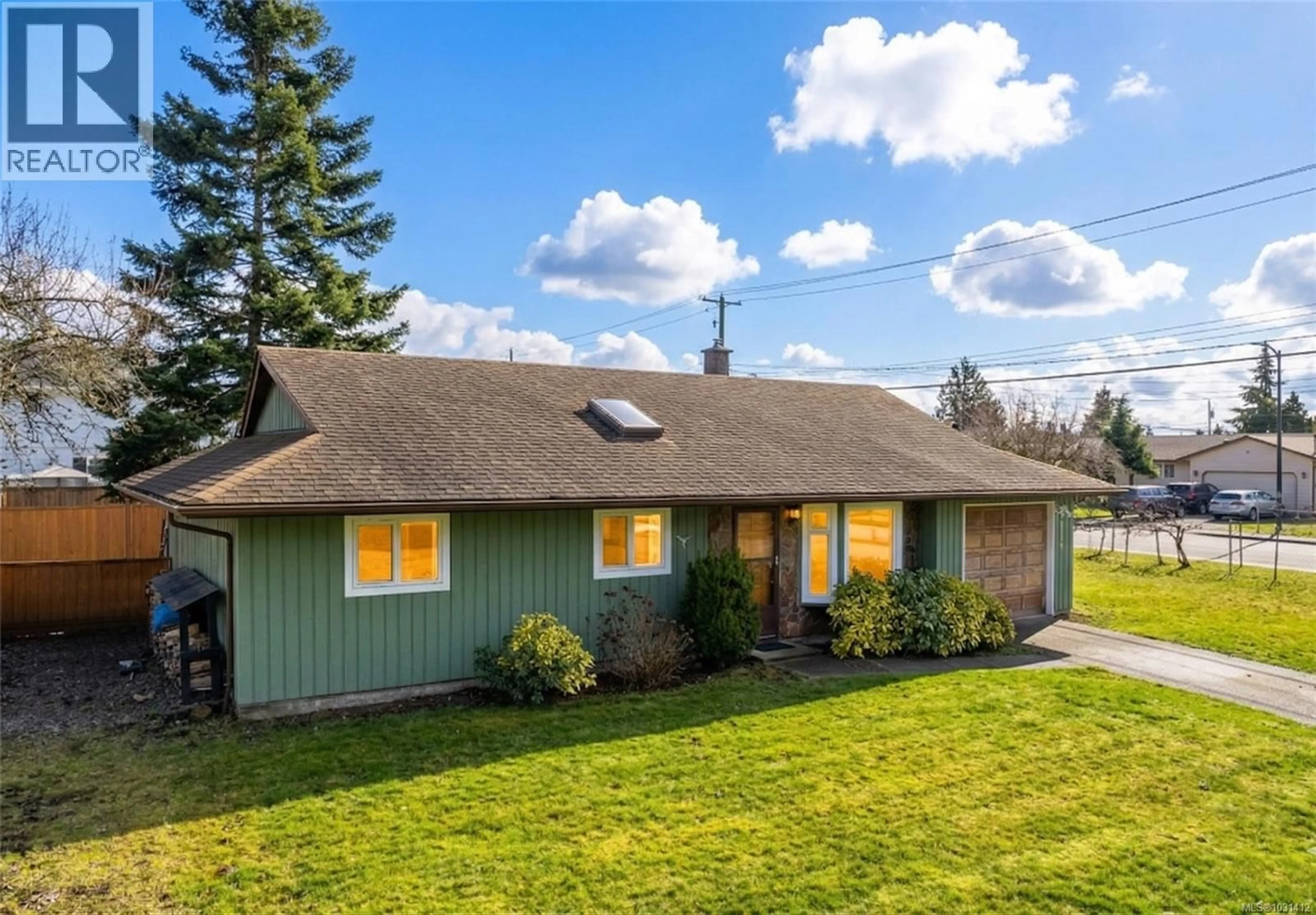 Home with vinyl exterior material, street for 260 PYM STREET SOUTH, Parksville British Columbia V9P1G7