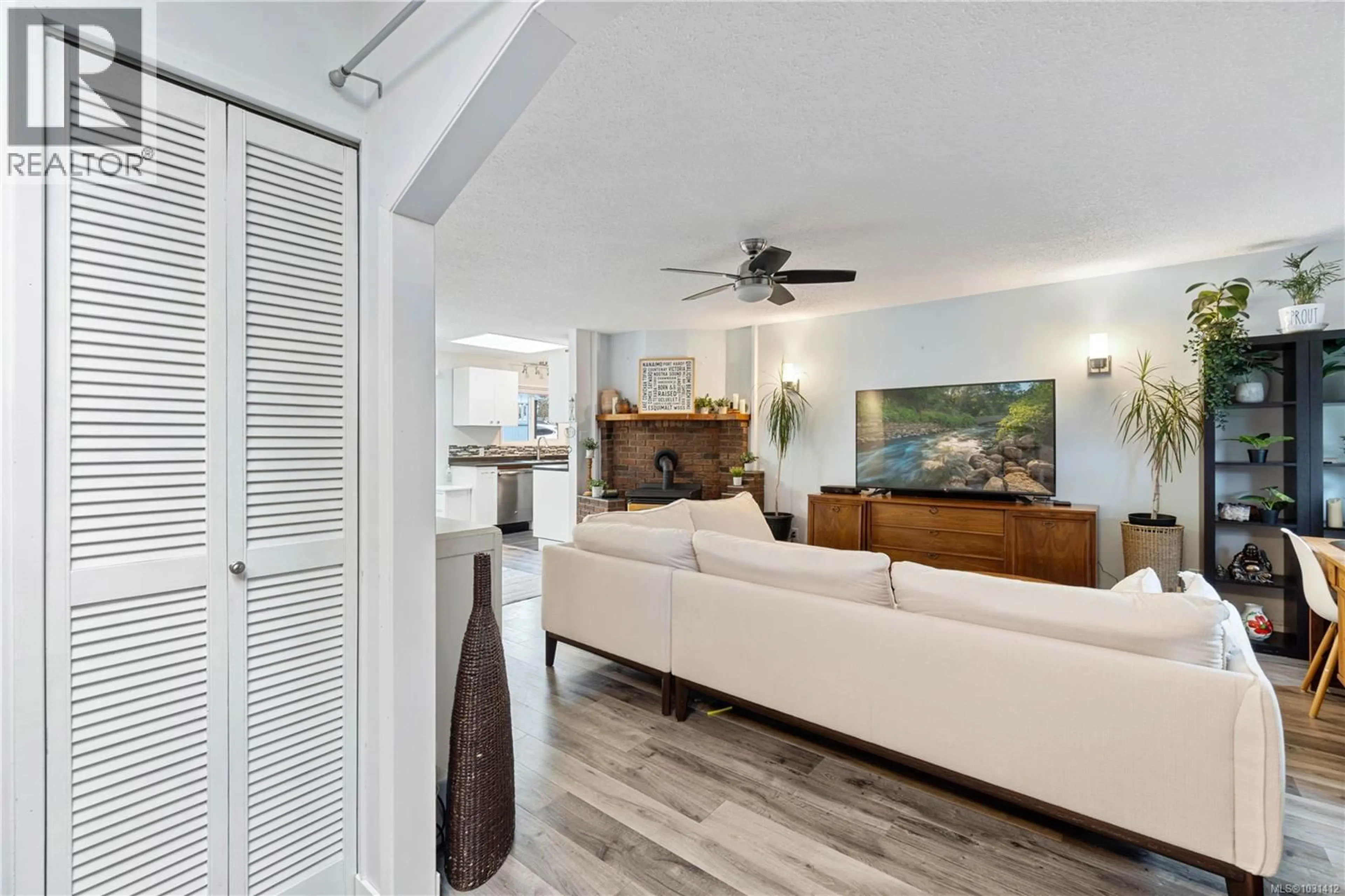 Living room with furniture, unknown for 260 PYM STREET SOUTH, Parksville British Columbia V9P1G7