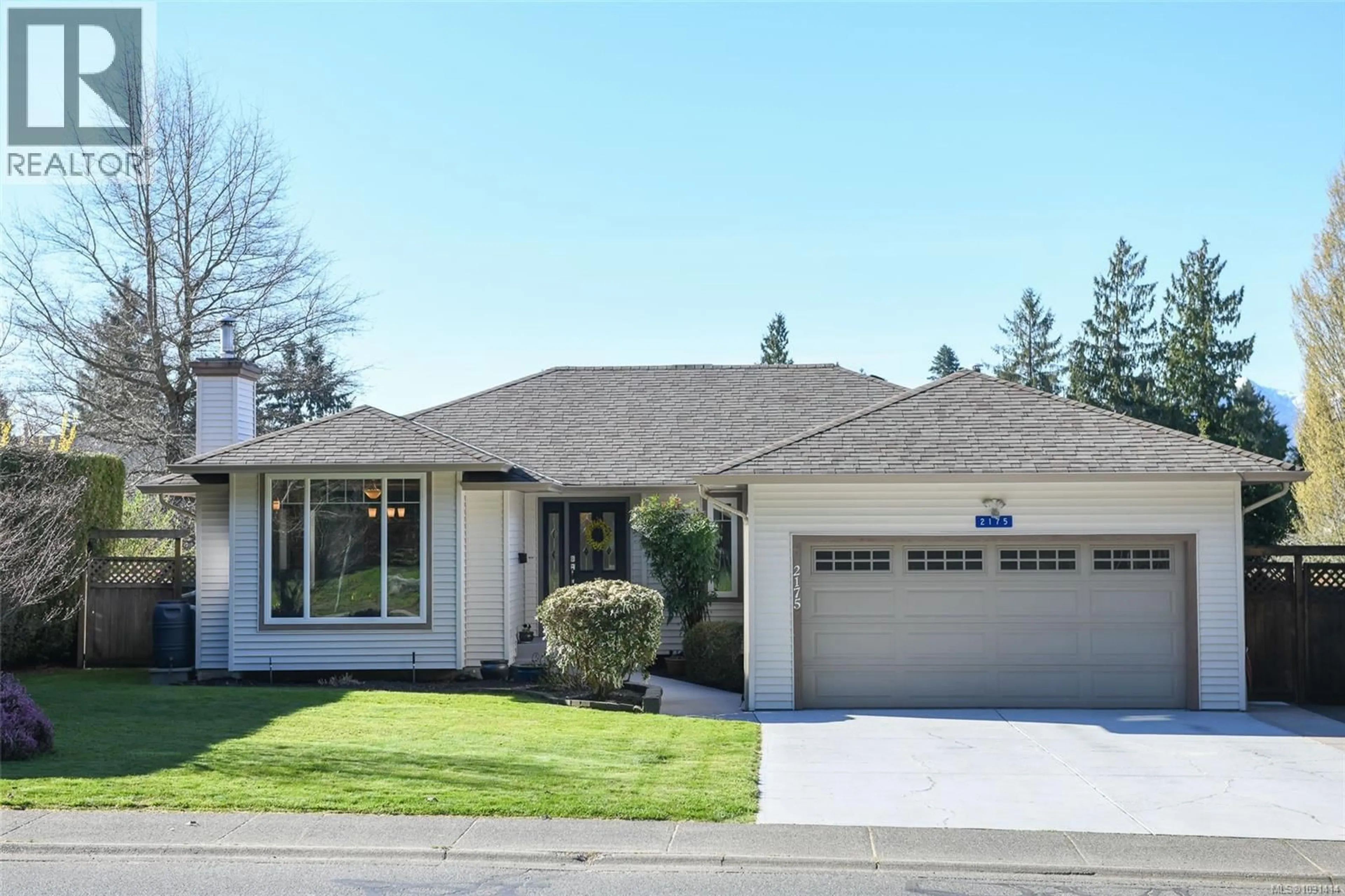 Home with vinyl exterior material, street for 2175 BOLT AVENUE, Comox British Columbia V9M2G2