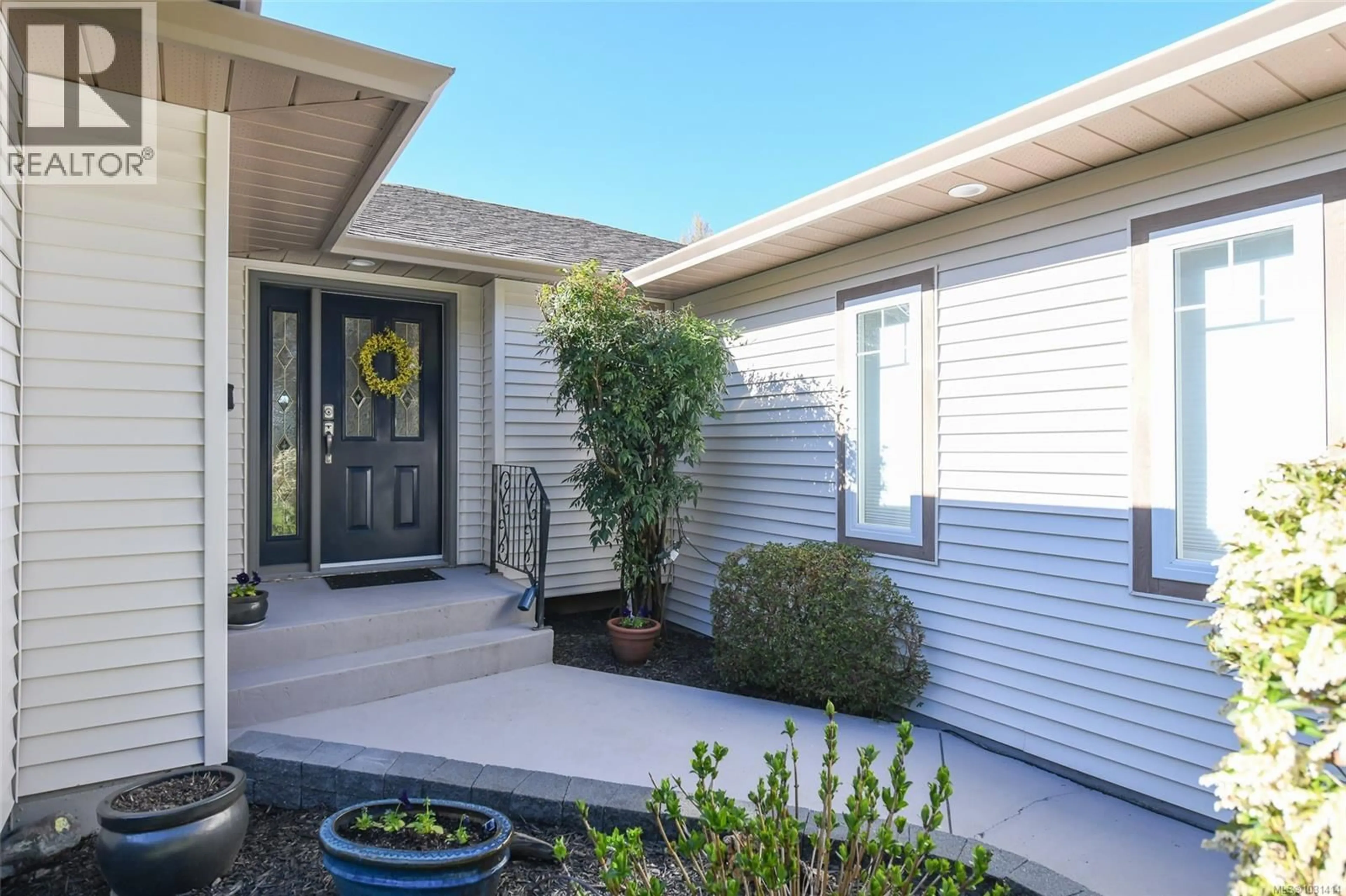 Home with vinyl exterior material, street for 2175 BOLT AVENUE, Comox British Columbia V9M2G2