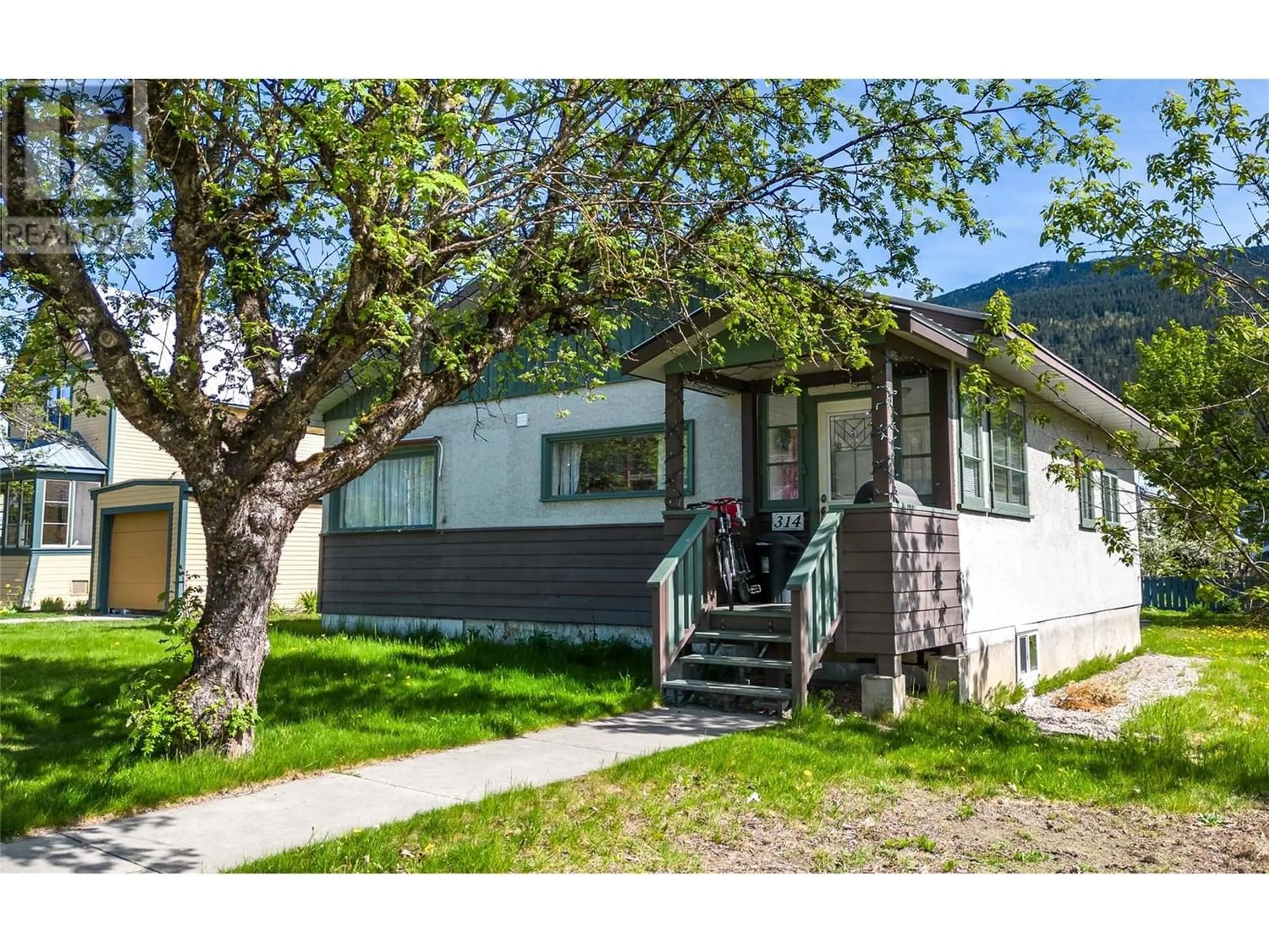 Cottage for 314 Sixth Street E, Revelstoke British Columbia V0E2S0