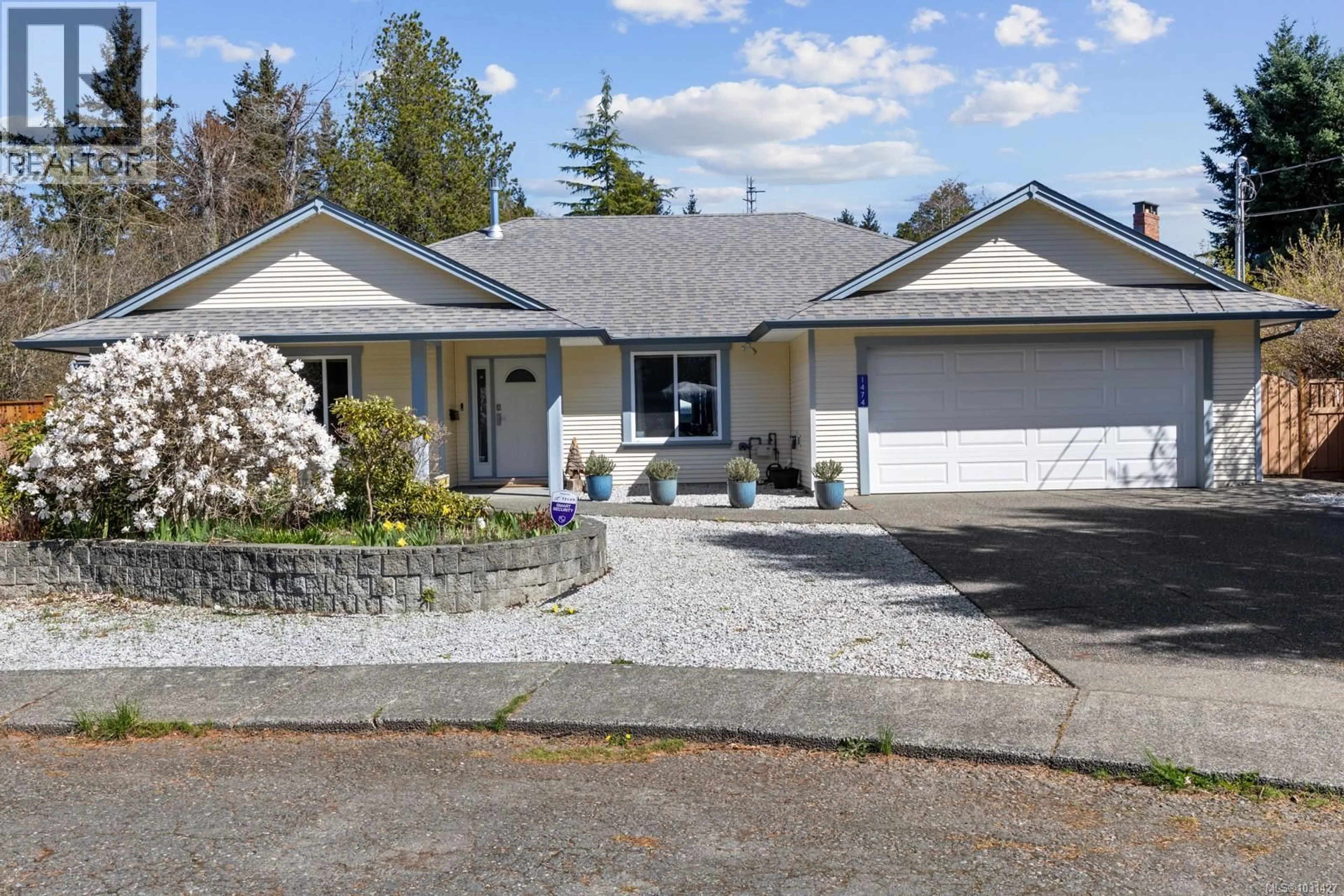Home with vinyl exterior material, street for 1474 RIDGEMOUNT DRIVE, Comox British Columbia V9M3H1