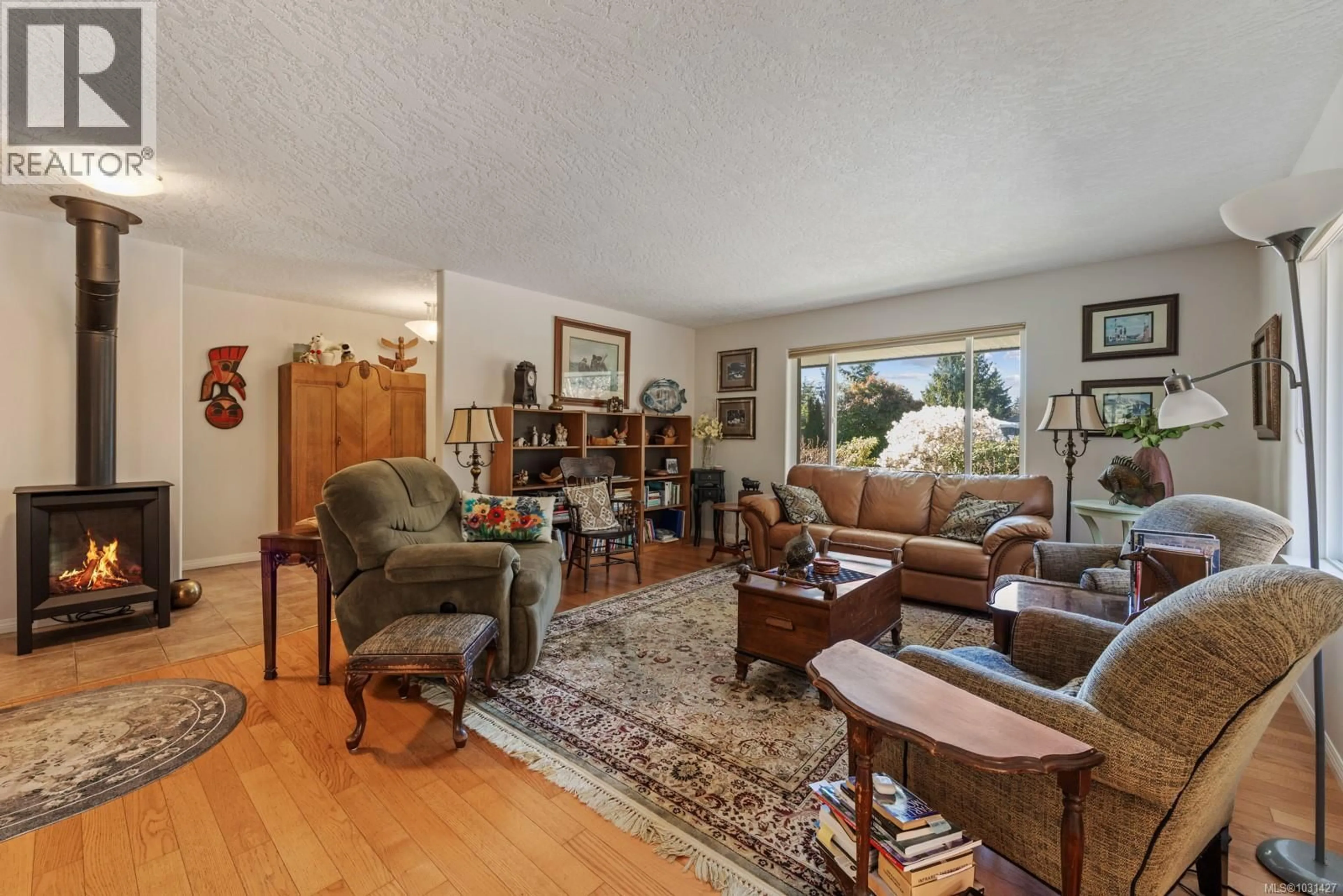 Living room with furniture, unknown for 1474 RIDGEMOUNT DRIVE, Comox British Columbia V9M3H1