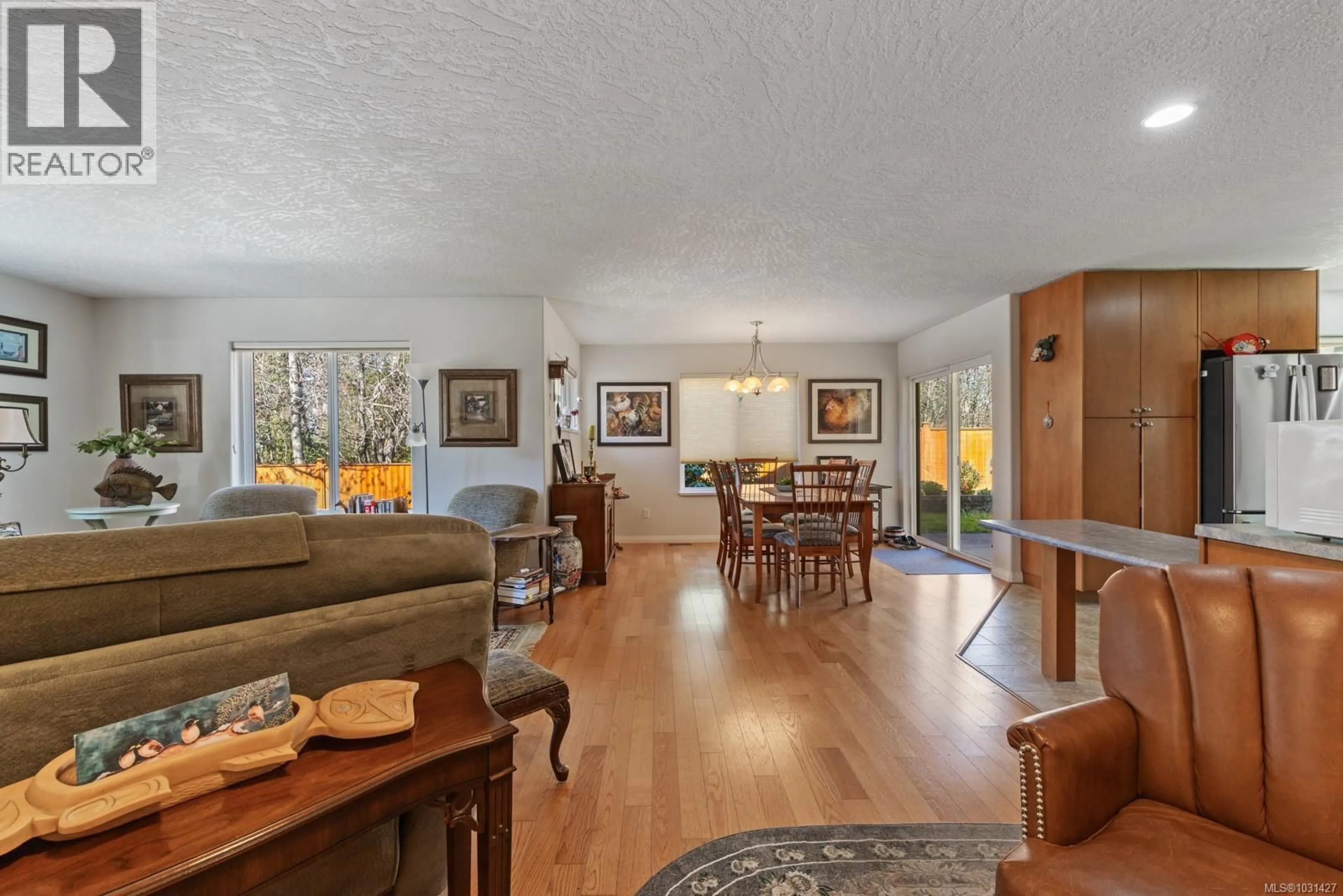 Living room with furniture, wood/laminate floor for 1474 RIDGEMOUNT DRIVE, Comox British Columbia V9M3H1