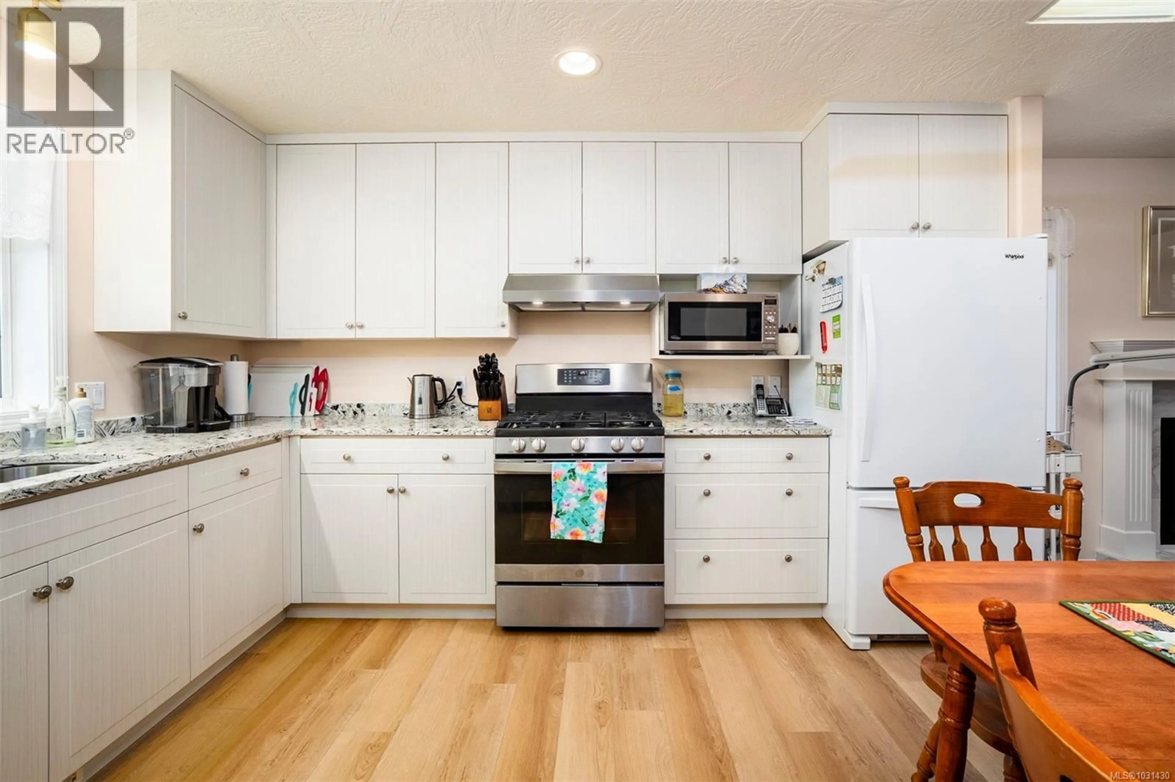 Standard kitchen, wood/laminate floor for 4749 HAMMOND BAY ROAD, Nanaimo British Columbia V9T5A9
