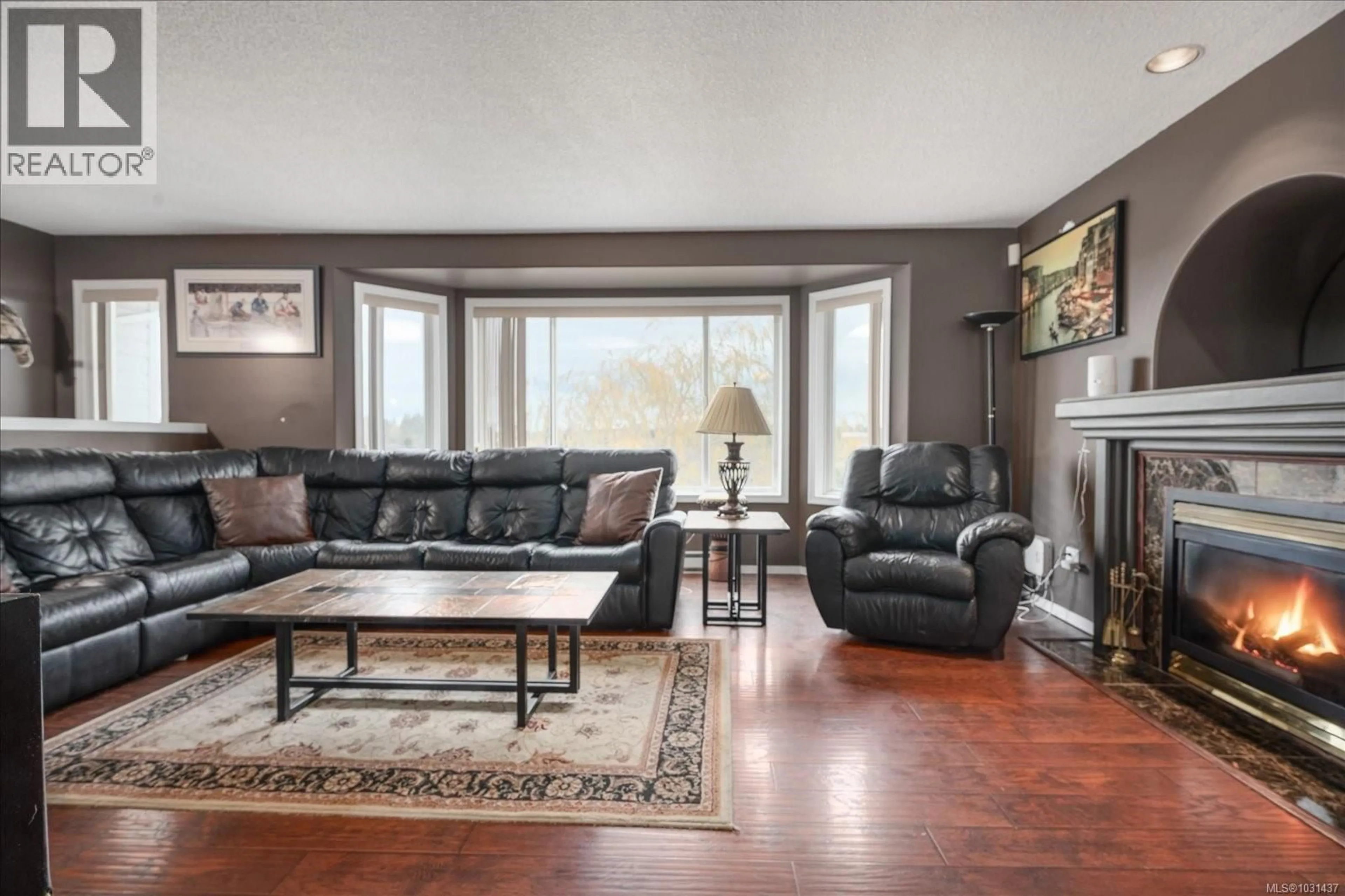Living room with furniture, wood/laminate floor for 849 INEZ PLACE, Nanaimo British Columbia V9R7A3
