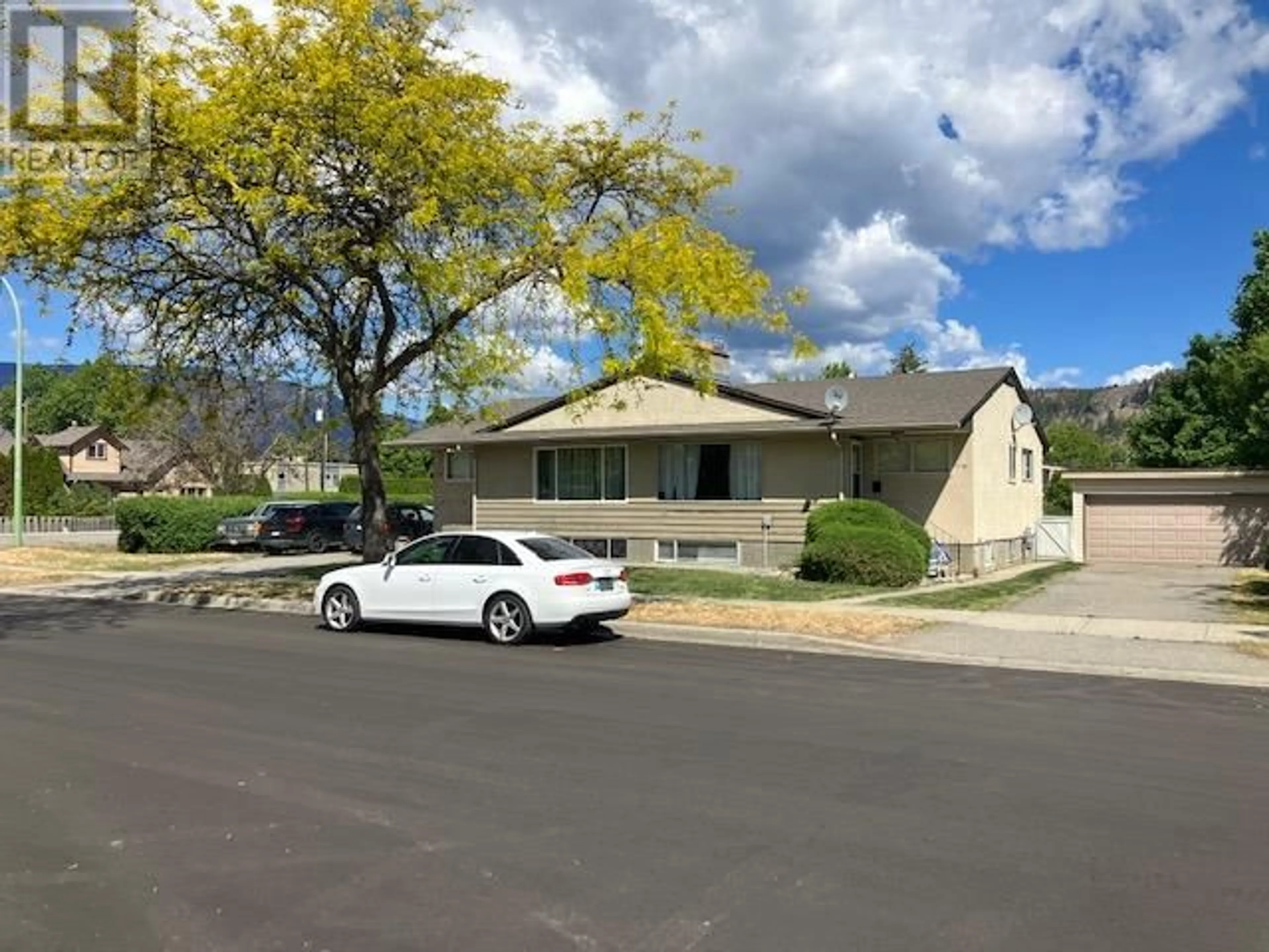 Home with vinyl exterior material, street for 1110 STOCKWELL AVENUE, Kelowna British Columbia V1Y6W6