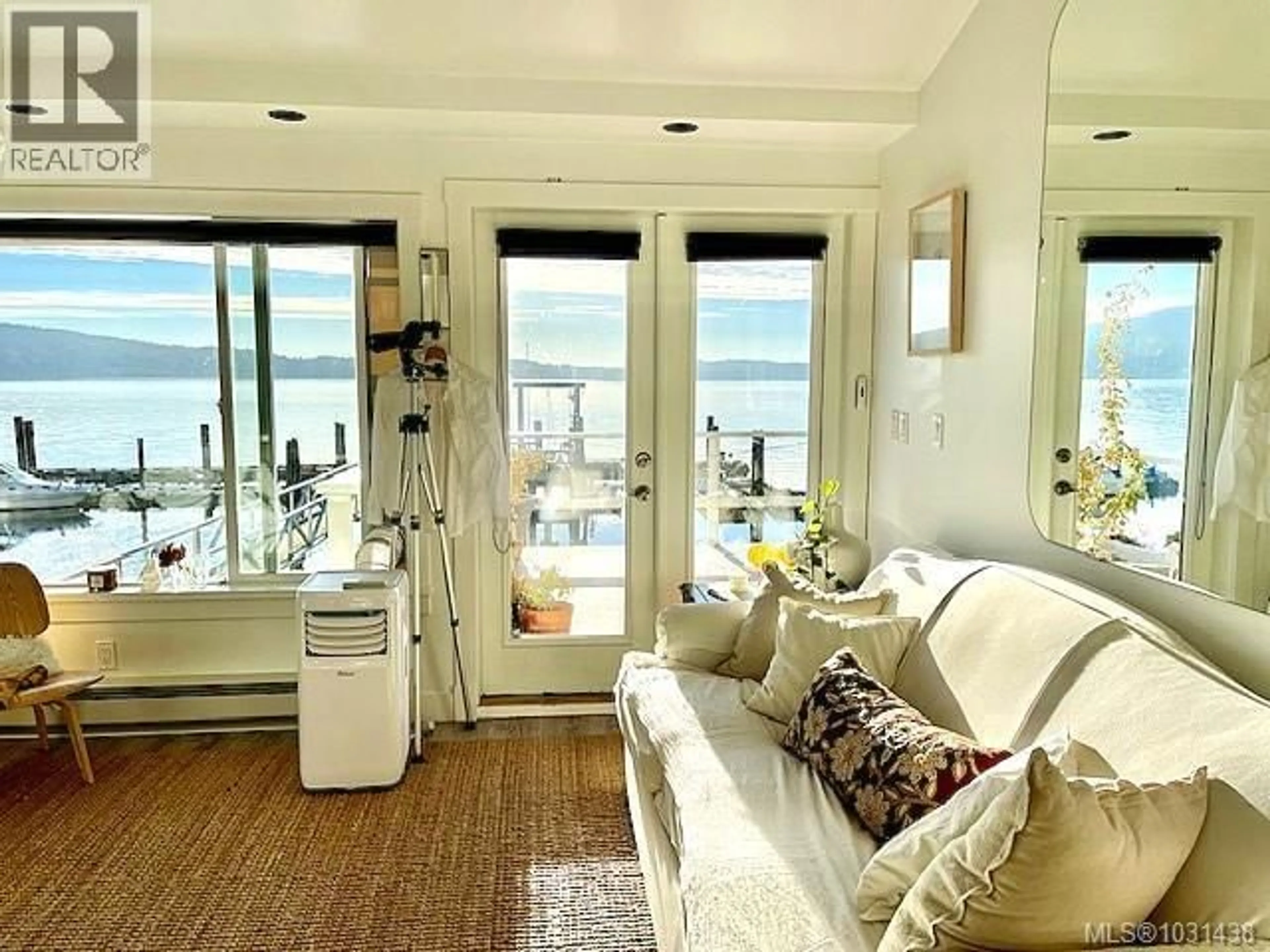 Indoor entryway for 12 - 1723 SANDY BEACH ROAD, Mill Bay British Columbia V0R2P4