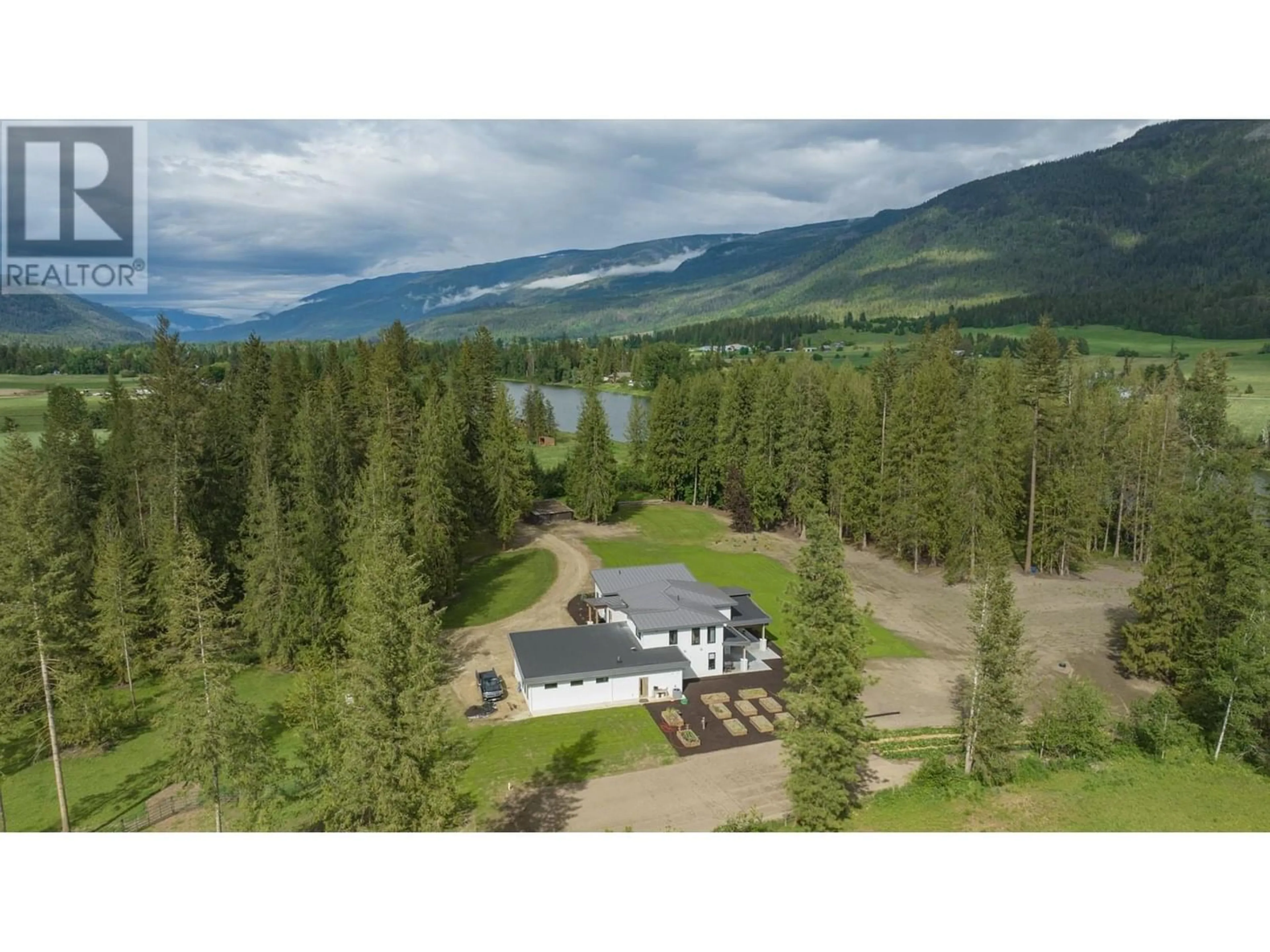 Cottage for 50 Foxwood Road, Grindrod British Columbia V0E1Y0