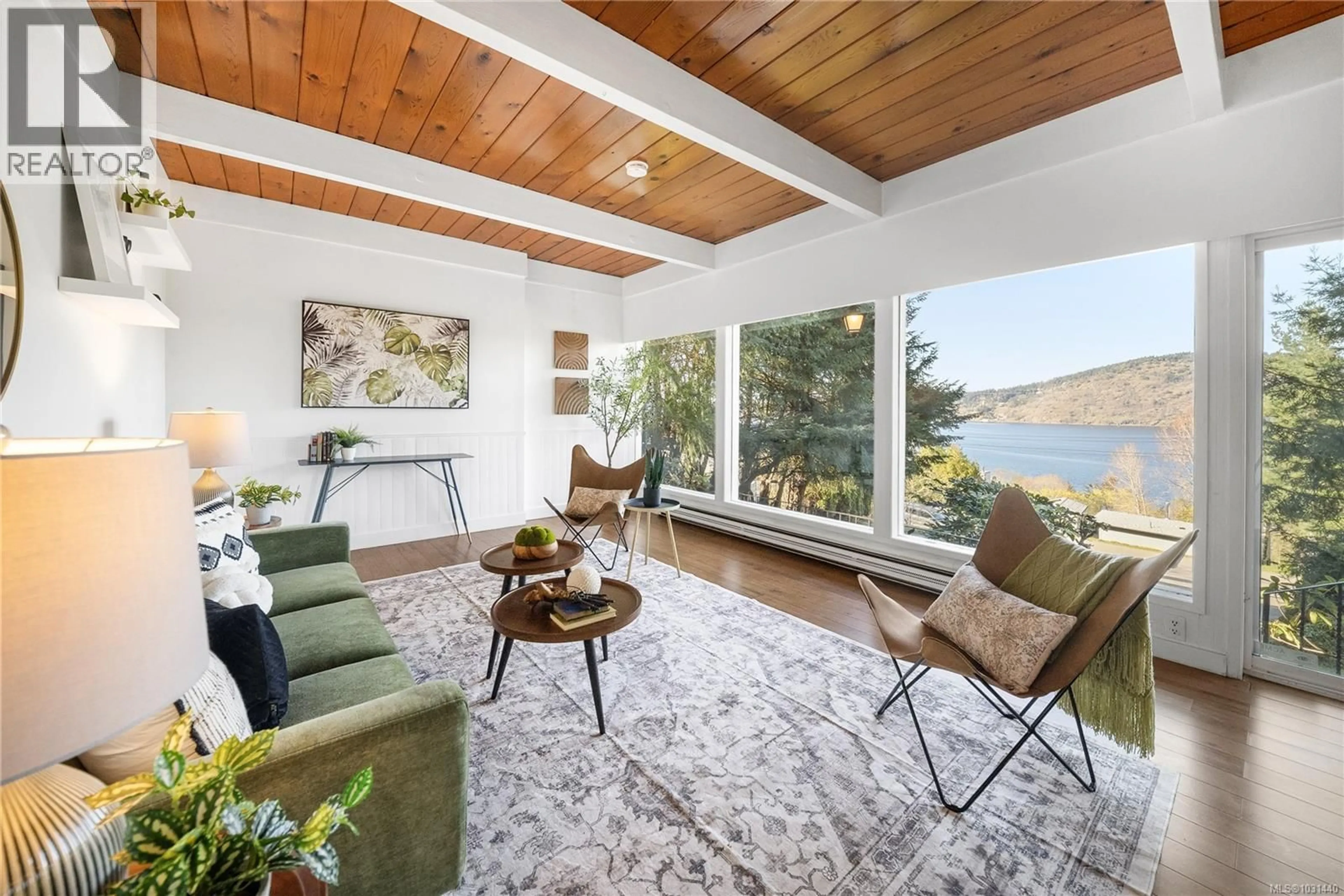 Living room with furniture, wood/laminate floor for 2994 HILLVIEW ROAD, Lantzville British Columbia V0R2H0