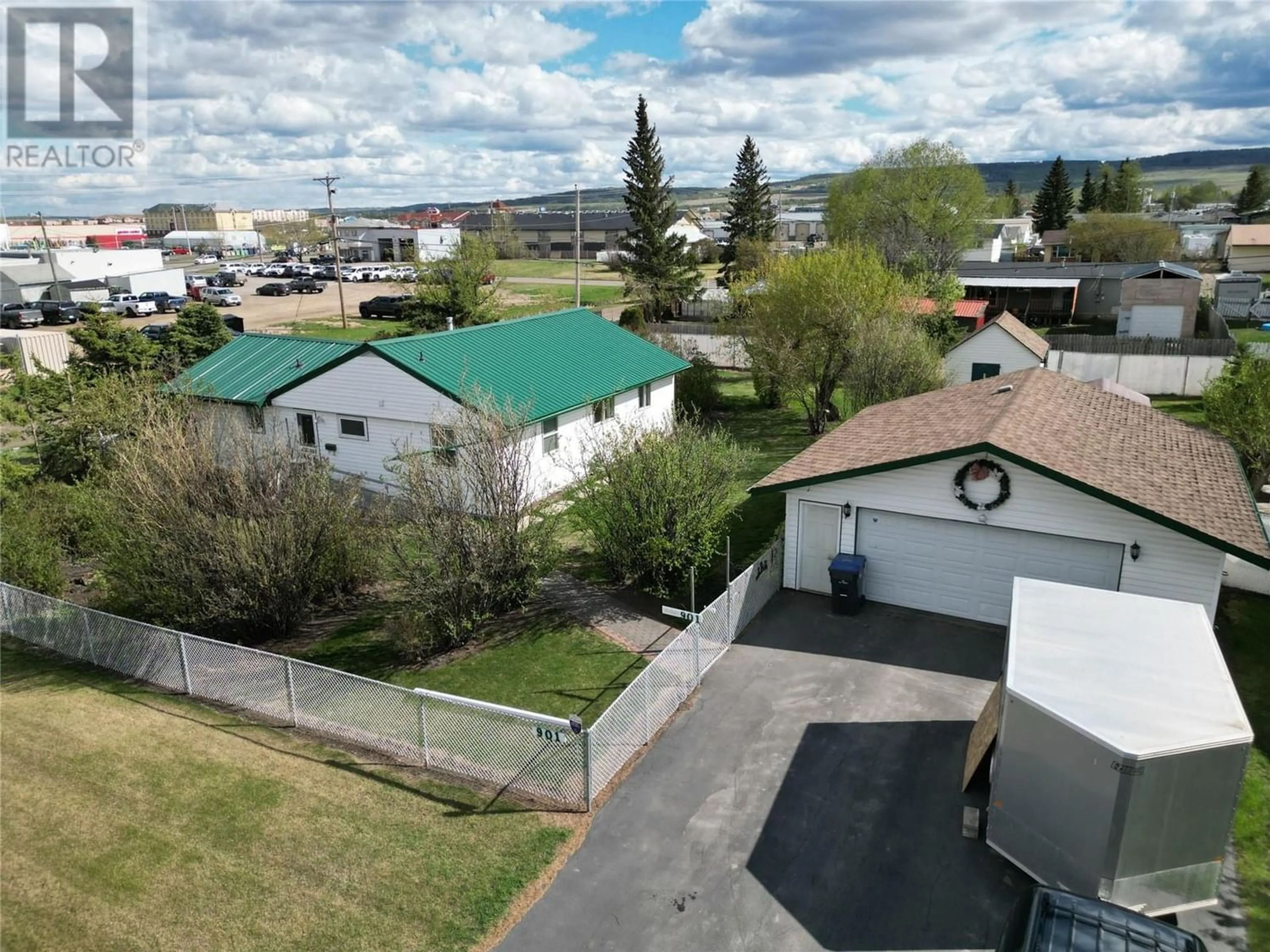 Fenced yard for 905 118 Avenue, Dawson Creek British Columbia V1G3H2
