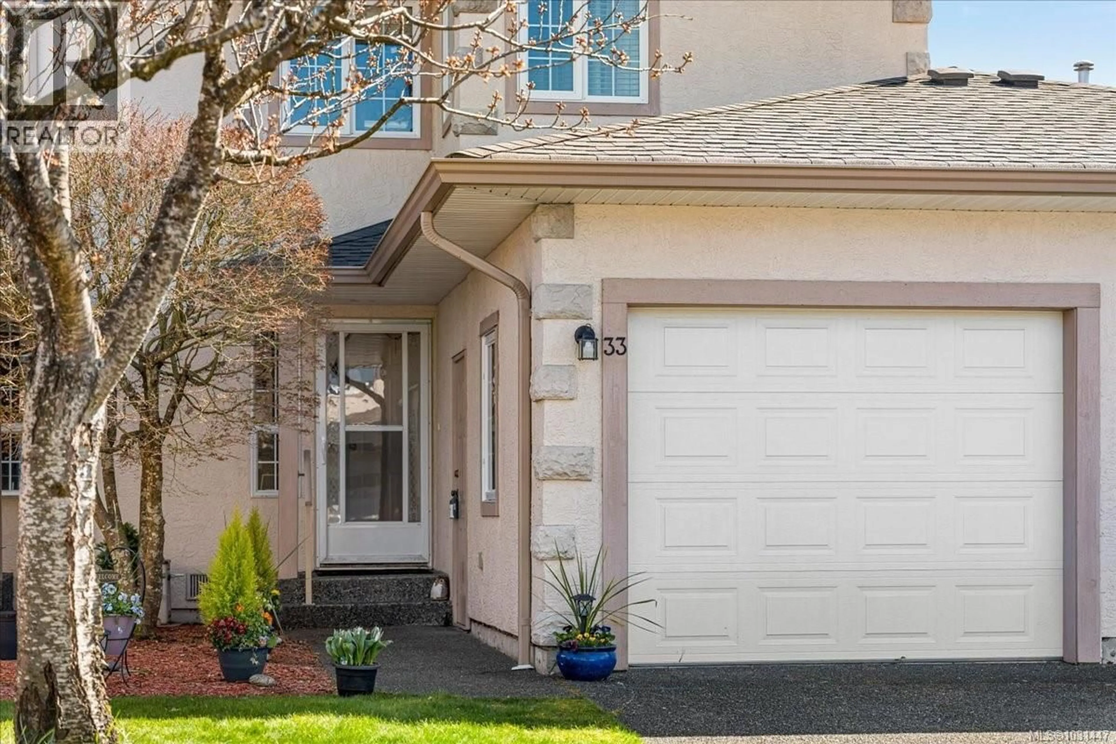 Home with vinyl exterior material, street for 33 - 2055 GALERNO ROAD, Campbell River British Columbia V9W6Z1