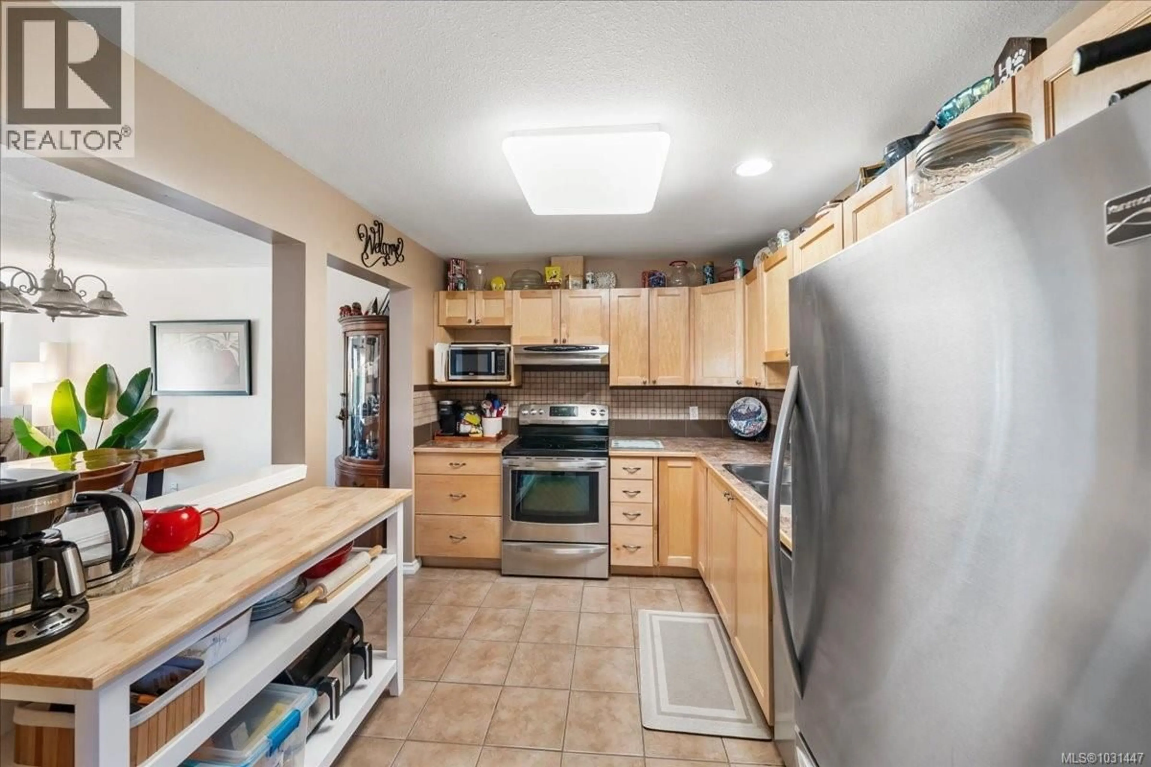 Standard kitchen, ceramic/tile floor for 33 - 2055 GALERNO ROAD, Campbell River British Columbia V9W6Z1