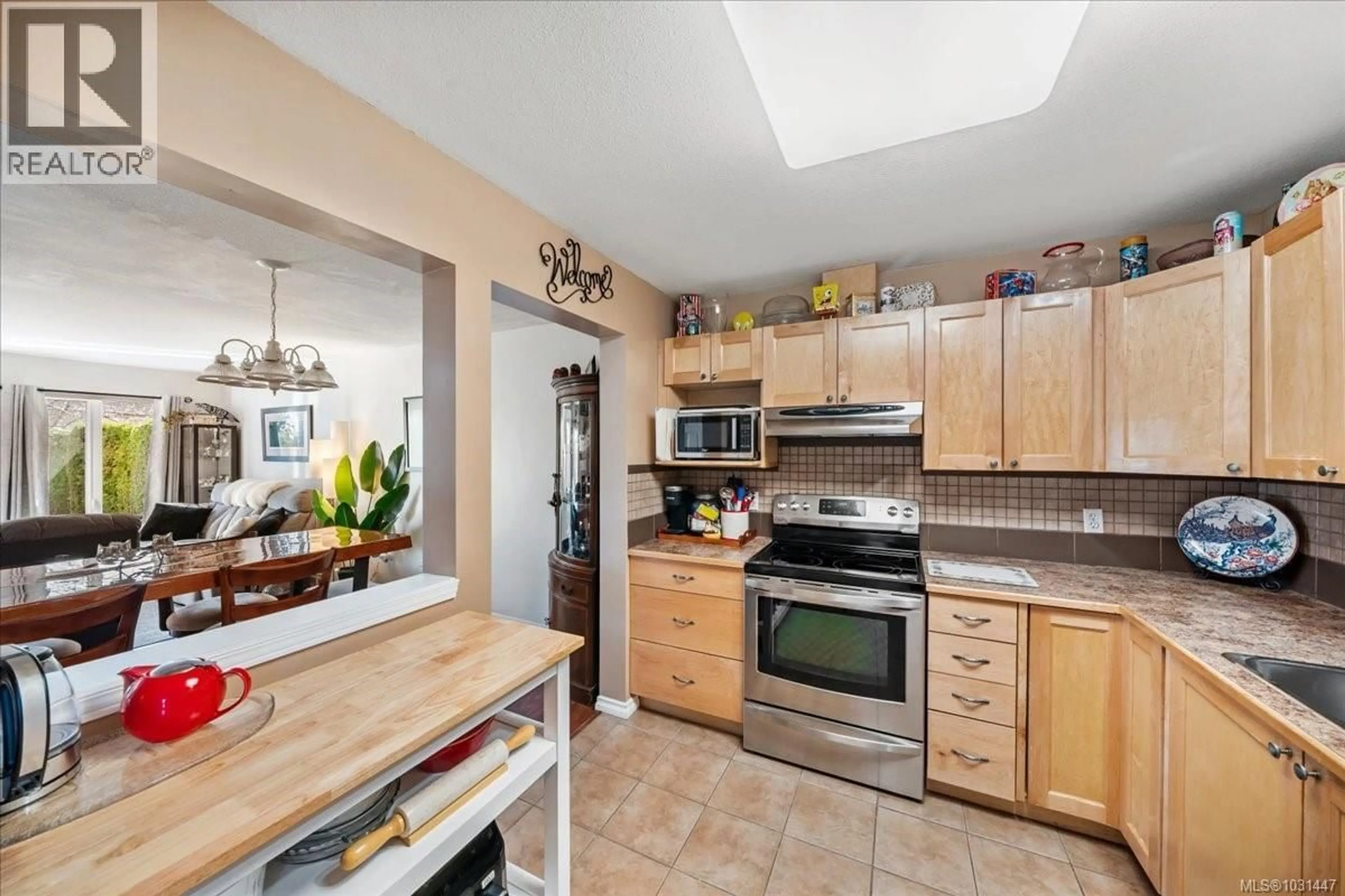 Standard kitchen, ceramic/tile floor for 33 - 2055 GALERNO ROAD, Campbell River British Columbia V9W6Z1