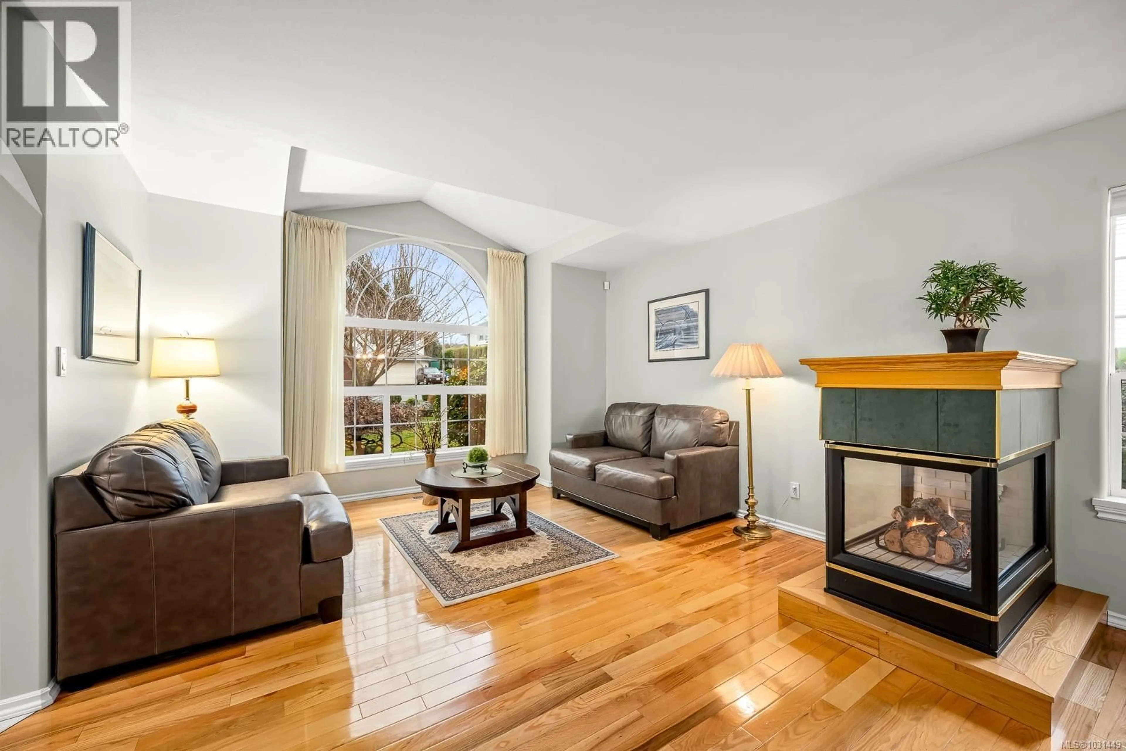 Living room with furniture, wood/laminate floor for 1741 SWAN CRESCENT, Courtenay British Columbia V9N9A8
