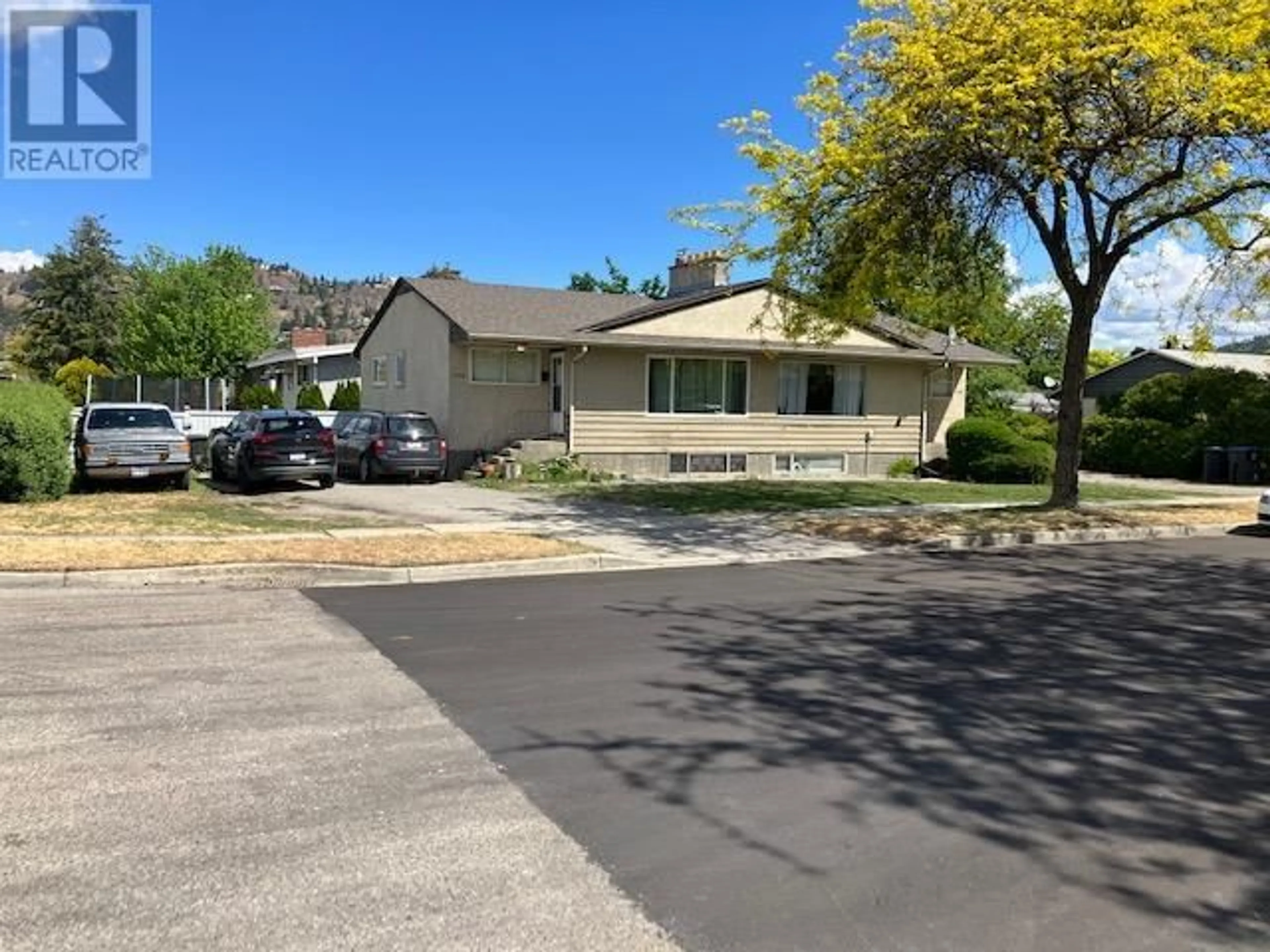 Home with vinyl exterior material, street for 1104 STOCKWELL AVENUE, Kelowna British Columbia V1Y6W6