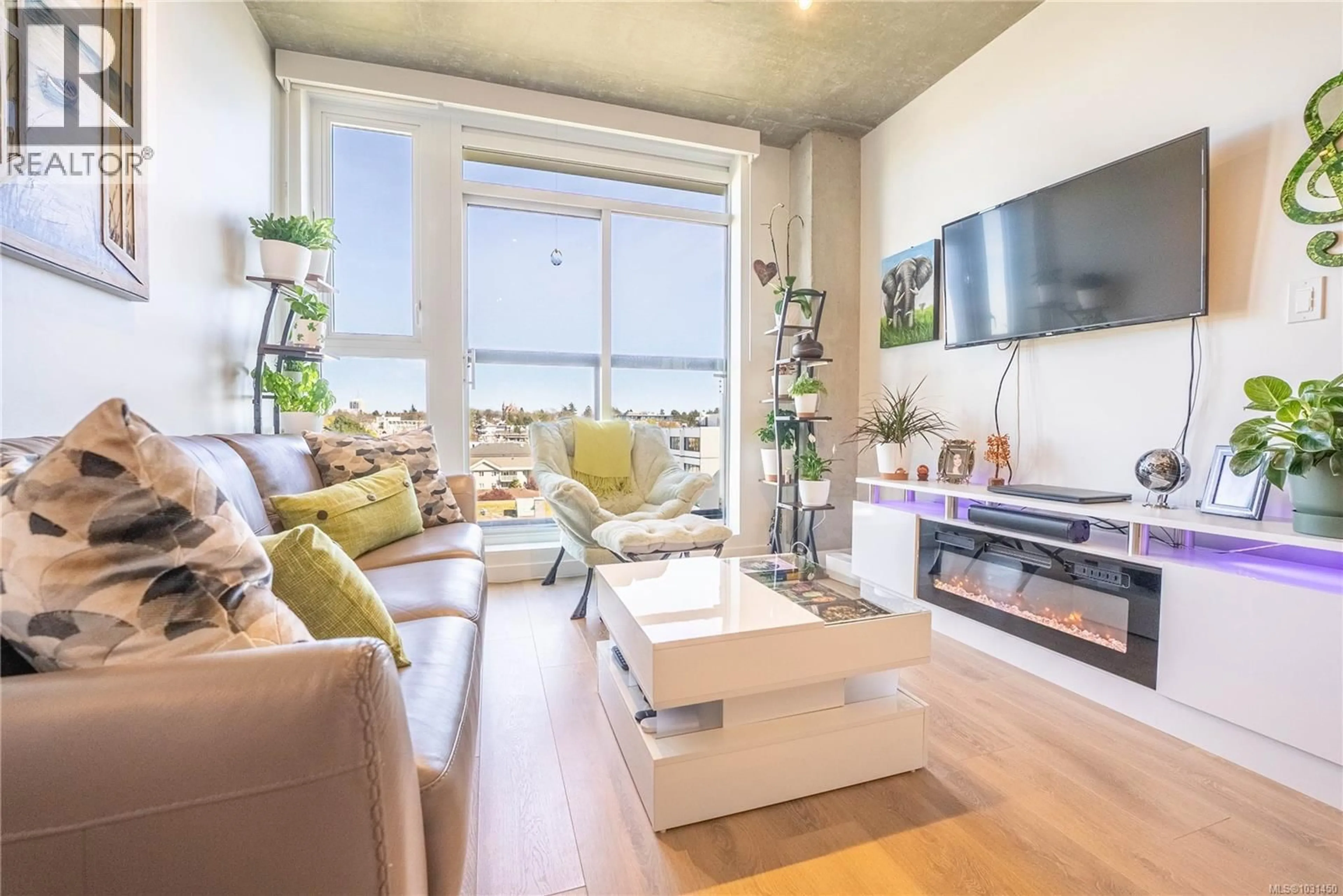 Living room with furniture, wood/laminate floor for 806 - 1097 VIEW STREET, Victoria British Columbia V8V0G9