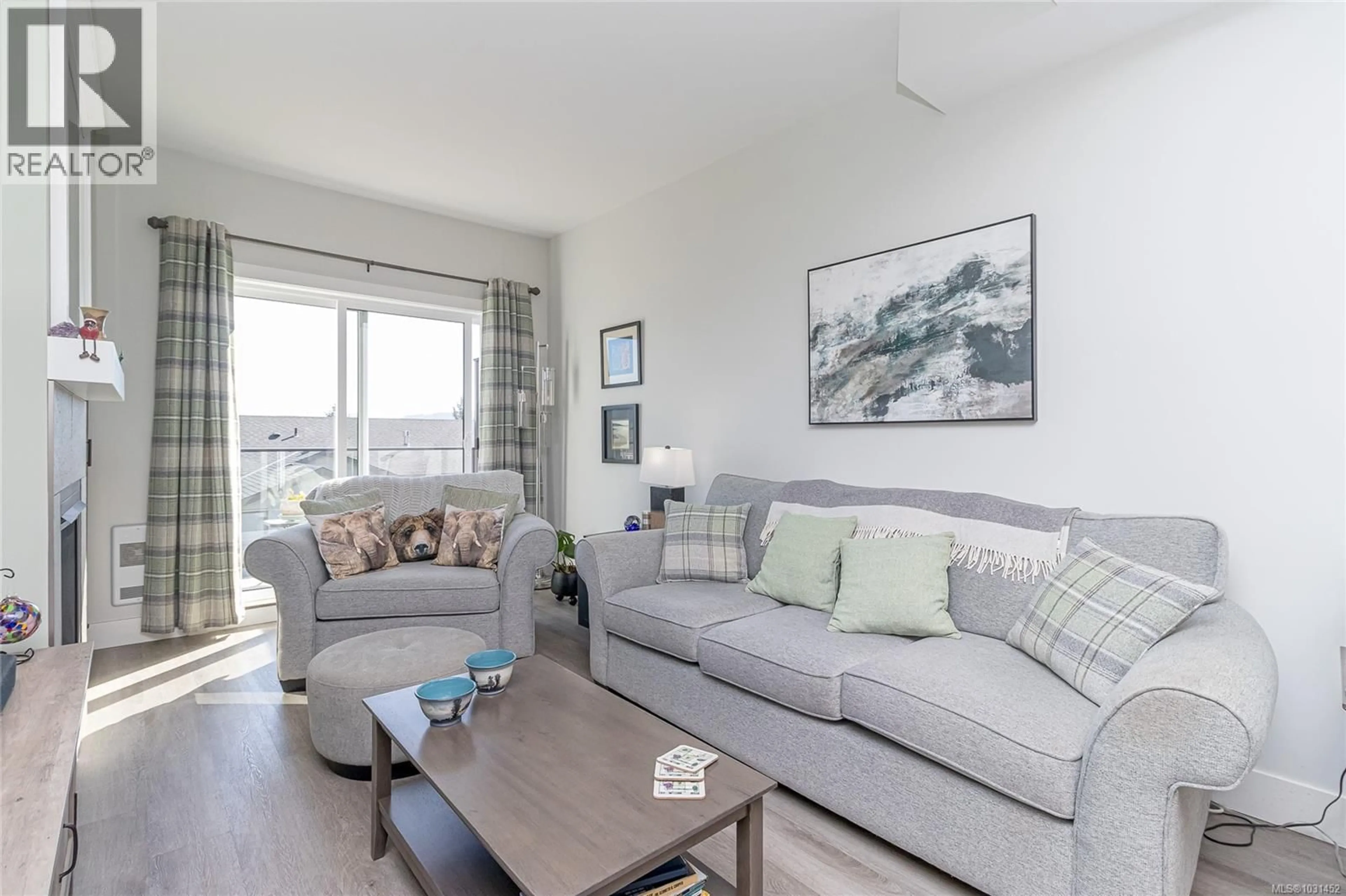 Living room with furniture, wood/laminate floor for 15 - 3195 HERONS WAY, Duncan British Columbia V9L0H8