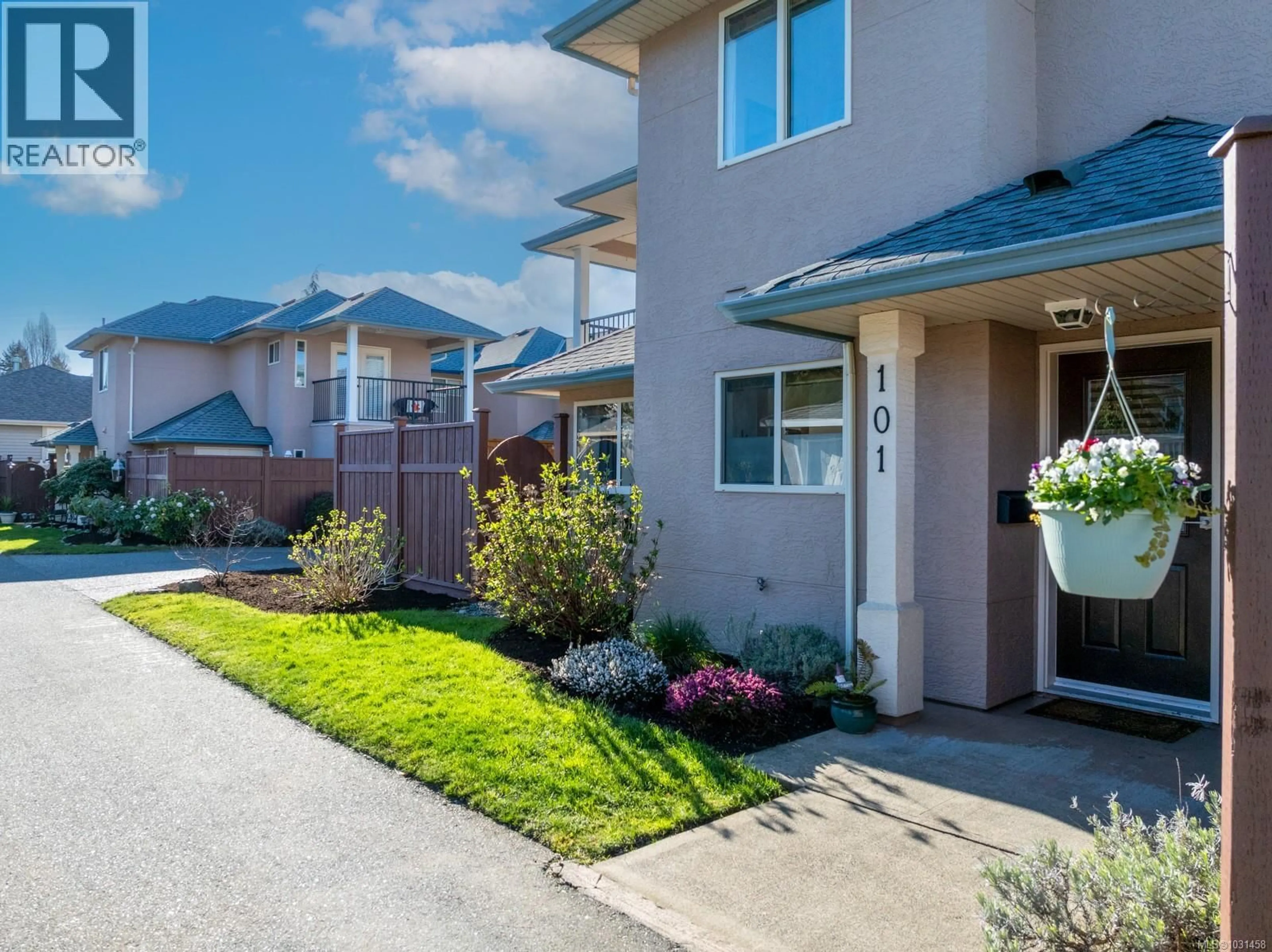 Home with vinyl exterior material, street for 101 - 720 ASPEN ROAD, Comox British Columbia V9M3Y4