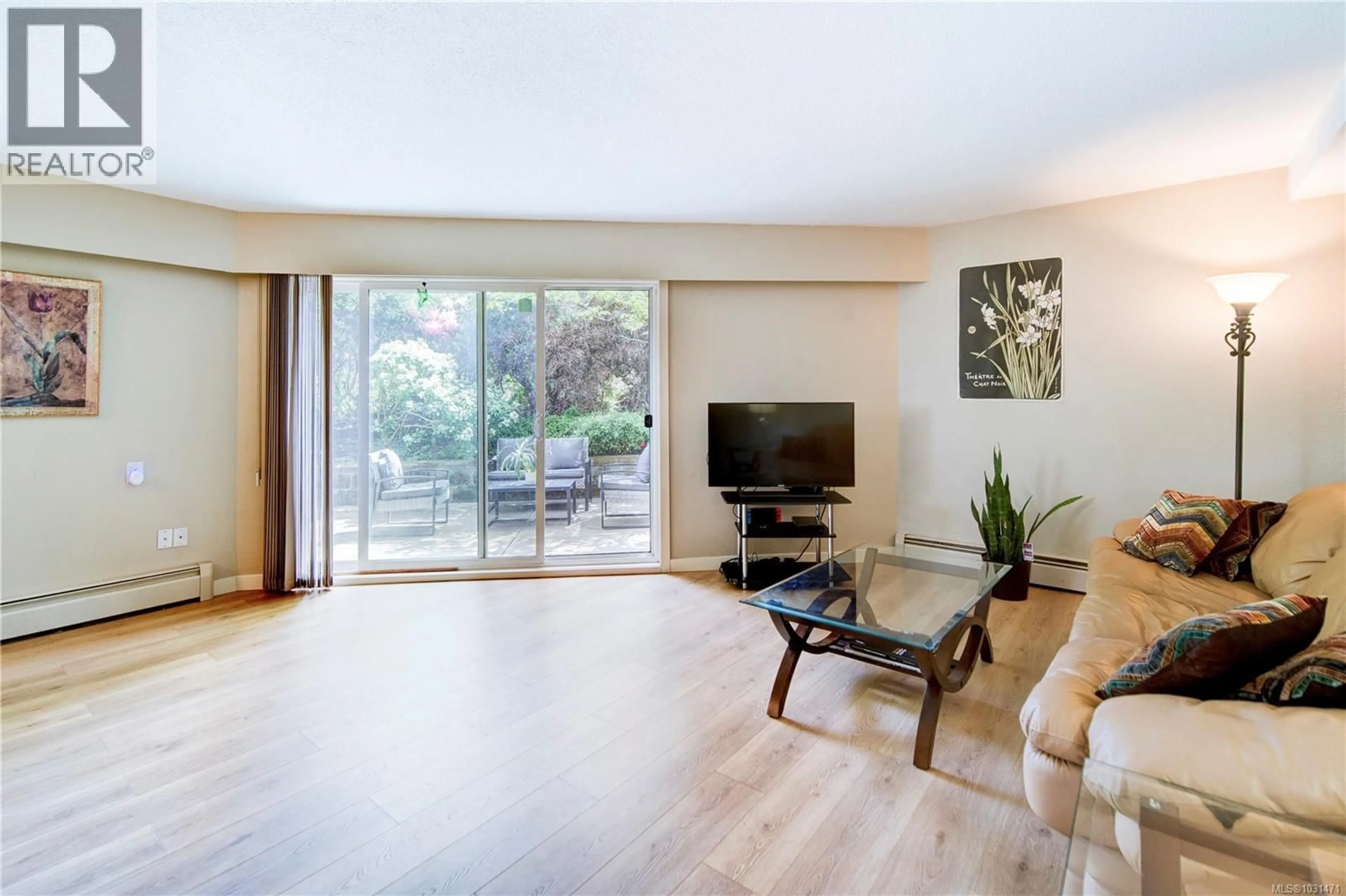 Living room with furniture, wood/laminate floor for 101 - 3800 QUADRA STREET, Saanich British Columbia V8X1H8