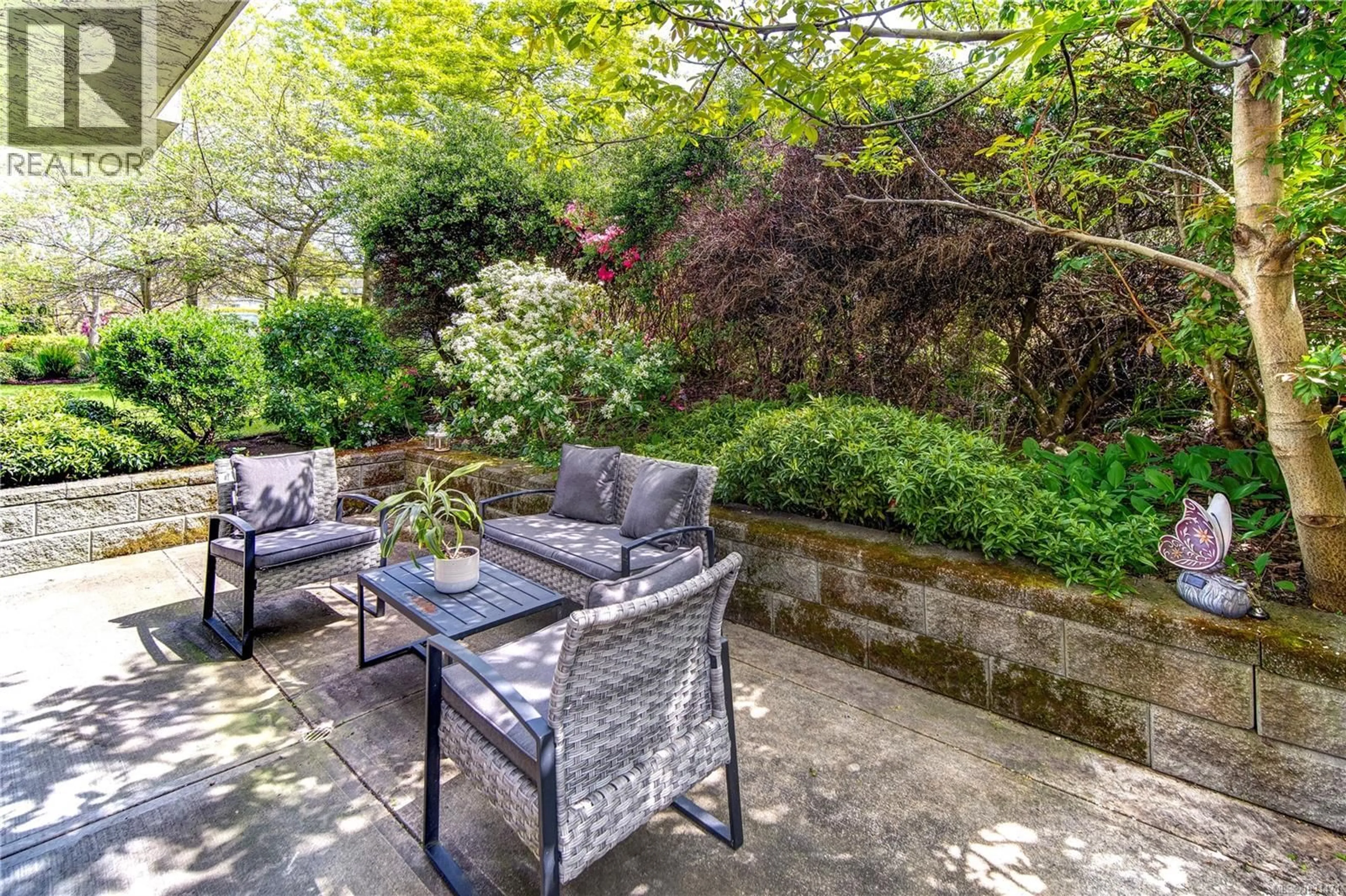 Patio, street for 101 - 3800 QUADRA STREET, Saanich British Columbia V8X1H8
